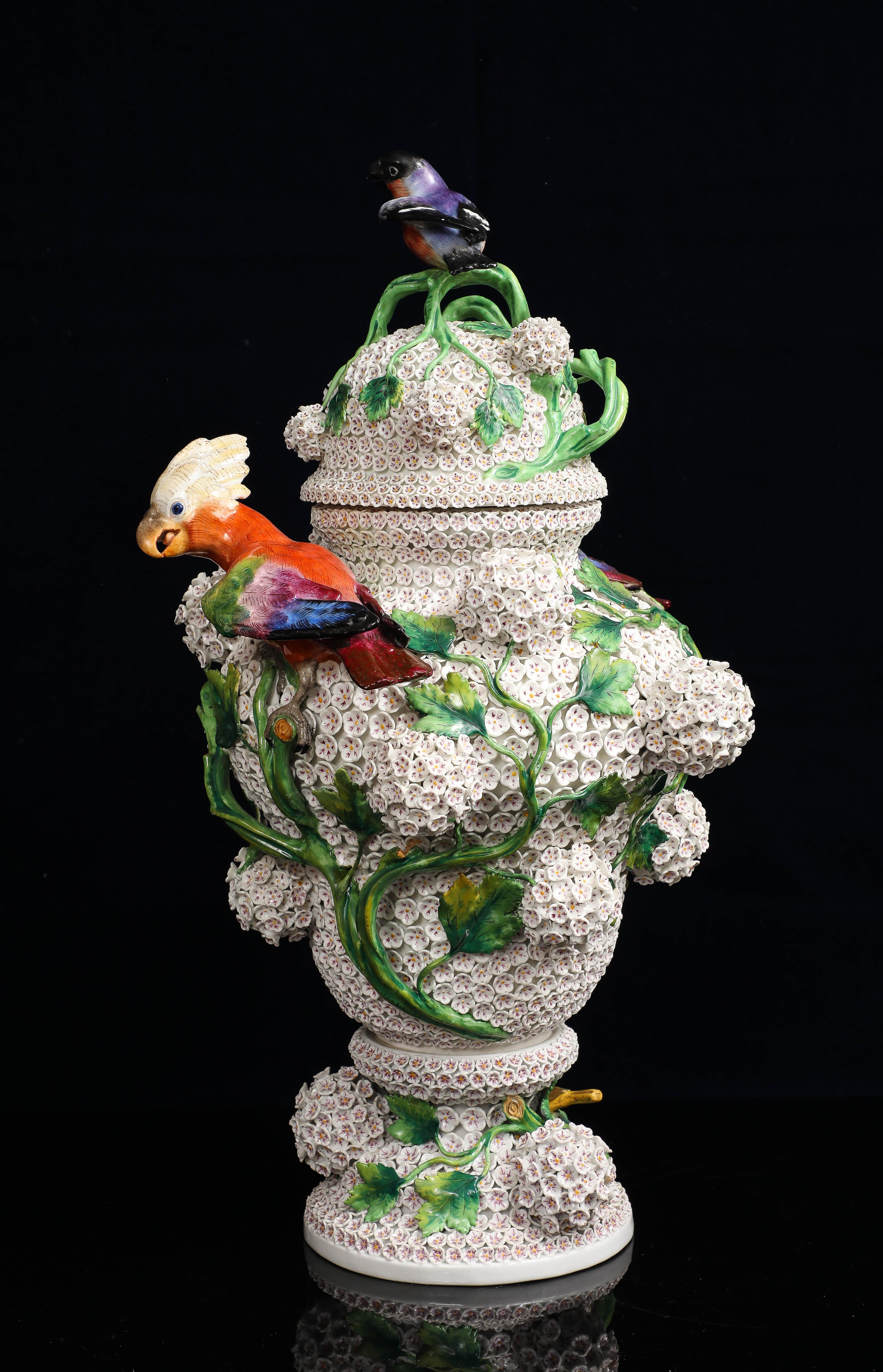 Meissen Schneeballen Covered Snowball Vase w/ Birds, Flowers, Leaves & Branches In Good Condition For Sale In New York, NY