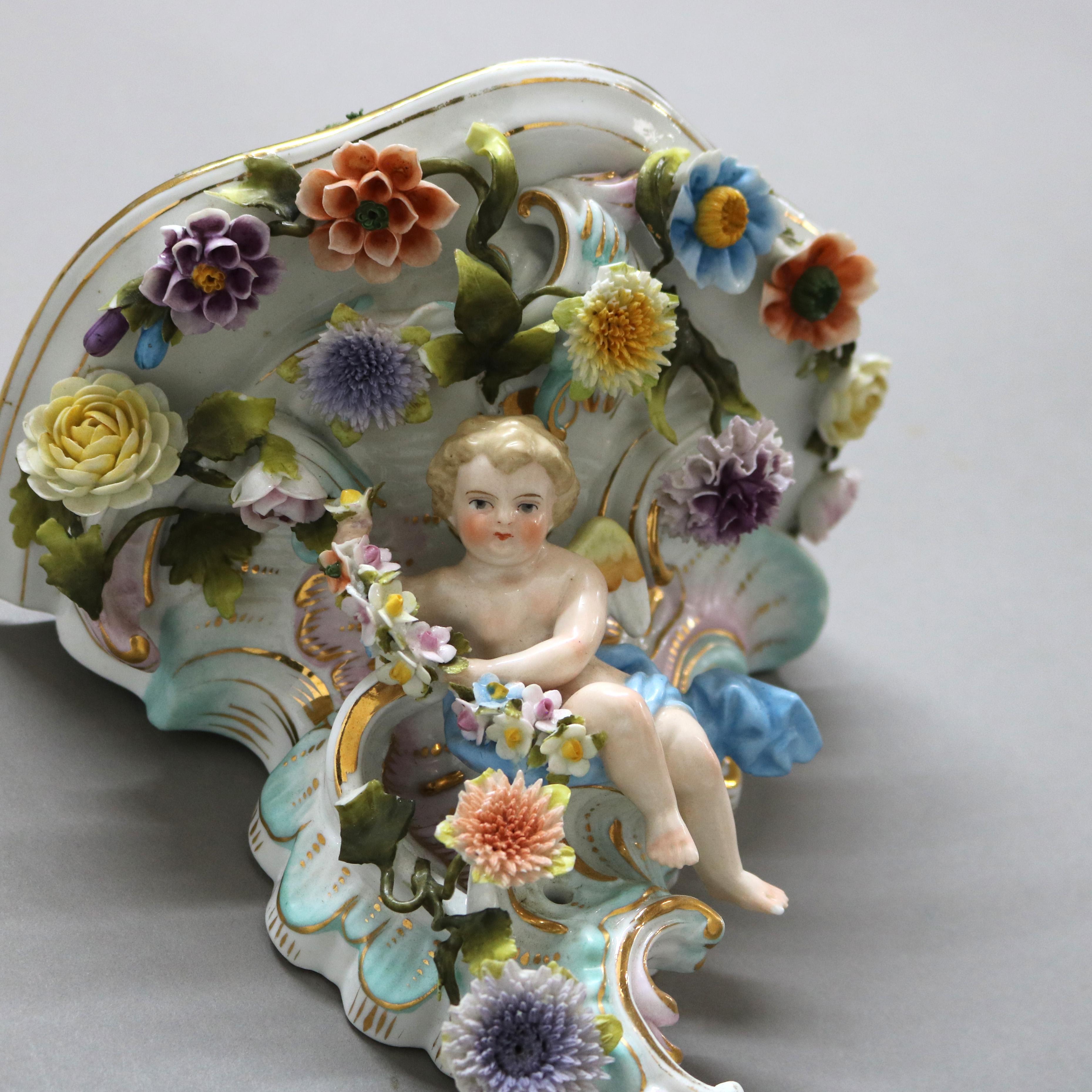 Antico scaffale da parete in porcellana dipinta a mano con figure di cherubini e fiori alla maniera di Meissen C1890

Misure: 8,25