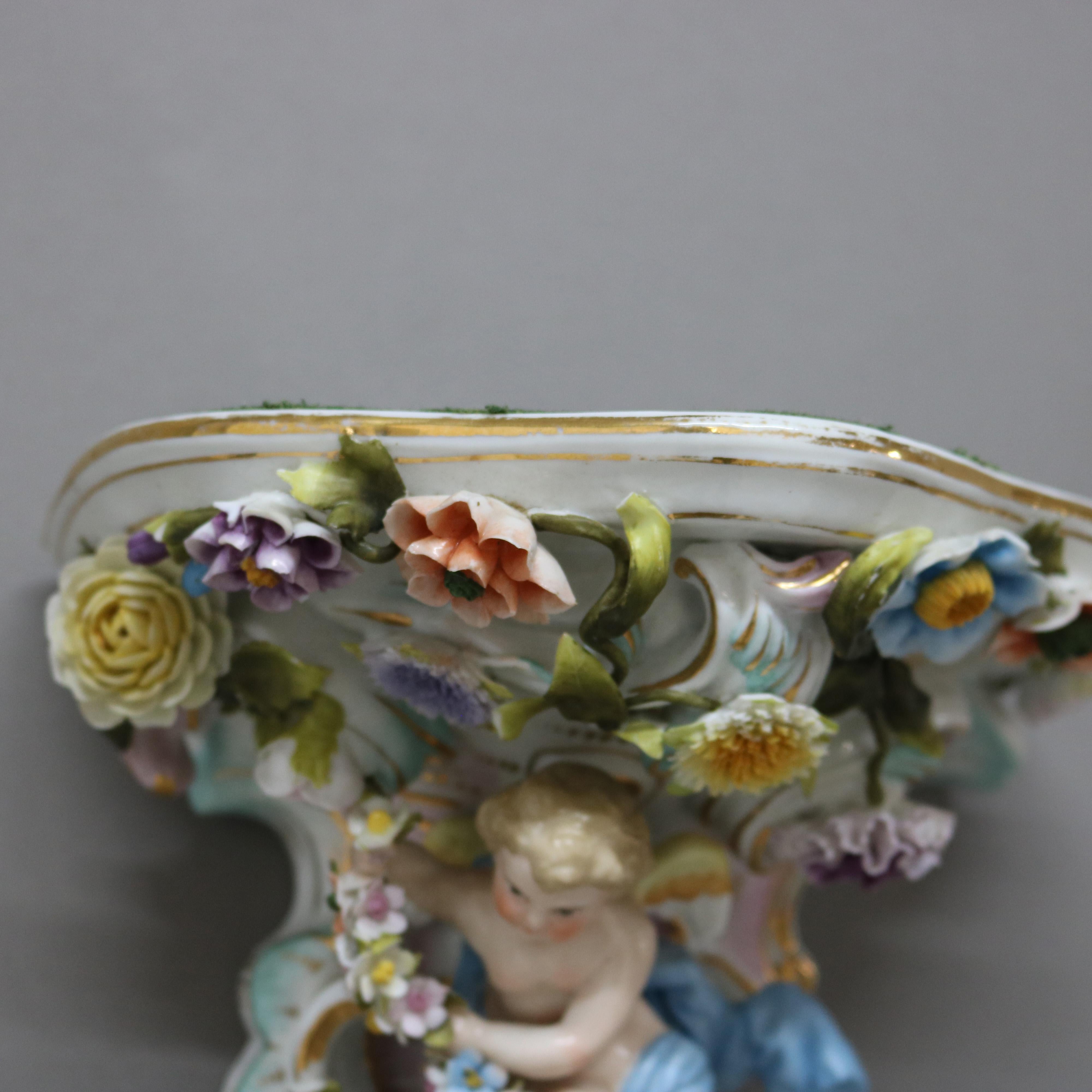 Mensola da parete in porcellana dipinta a mano della Scuola di Meissen, Cherubino Figurato e Fiori C1890 In condizioni buone in vendita a Big Flats, NY