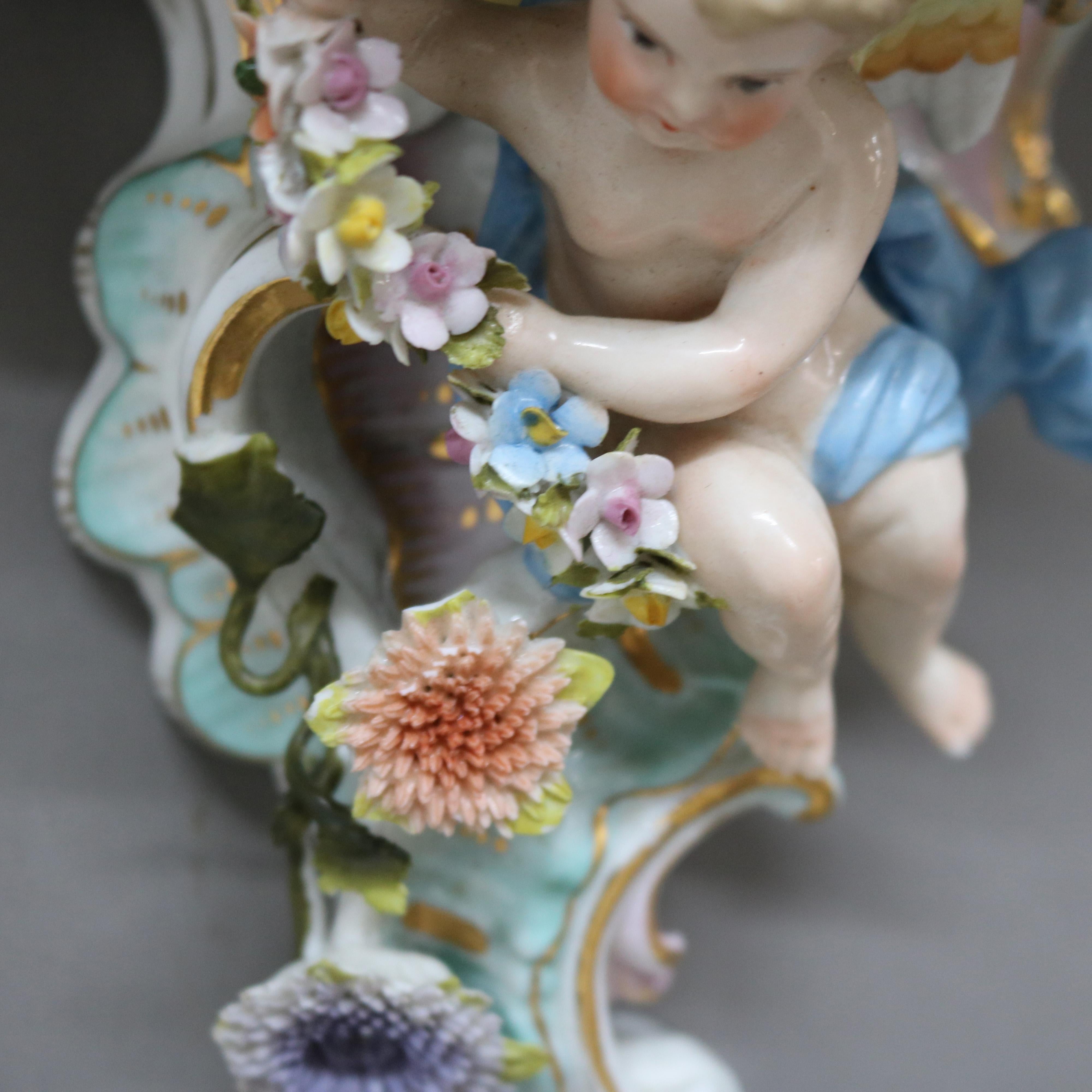 XIX secolo Mensola da parete in porcellana dipinta a mano della Scuola di Meissen, Cherubino Figurato e Fiori C1890 in vendita