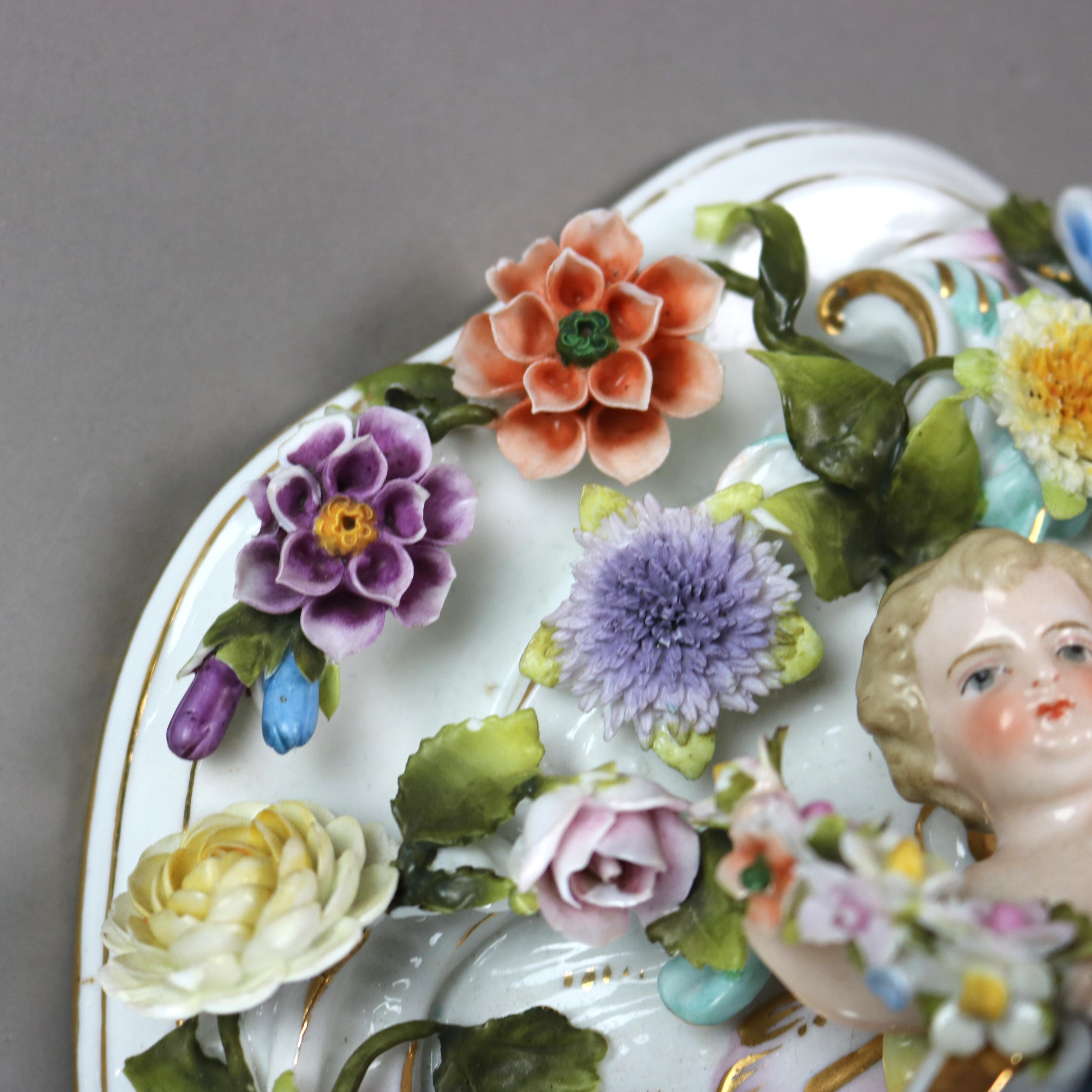 Porcellana Mensola da parete in porcellana dipinta a mano della Scuola di Meissen, Cherubino Figurato e Fiori C1890 in vendita