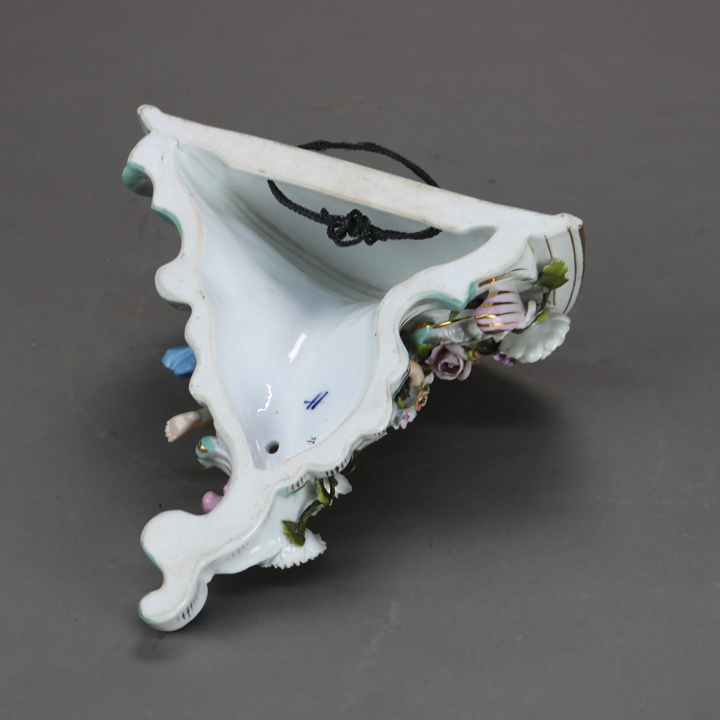 Mensola da parete in porcellana dipinta a mano della Scuola di Meissen, Cherubino Figurato e Fiori C1890 in vendita 1