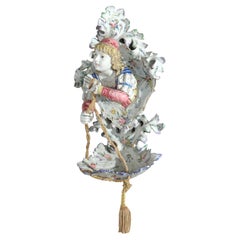 Meissener Schule Hohe Glasur Porzellan Figural & Floral Wandleuchter mit Junge 20.Jh.