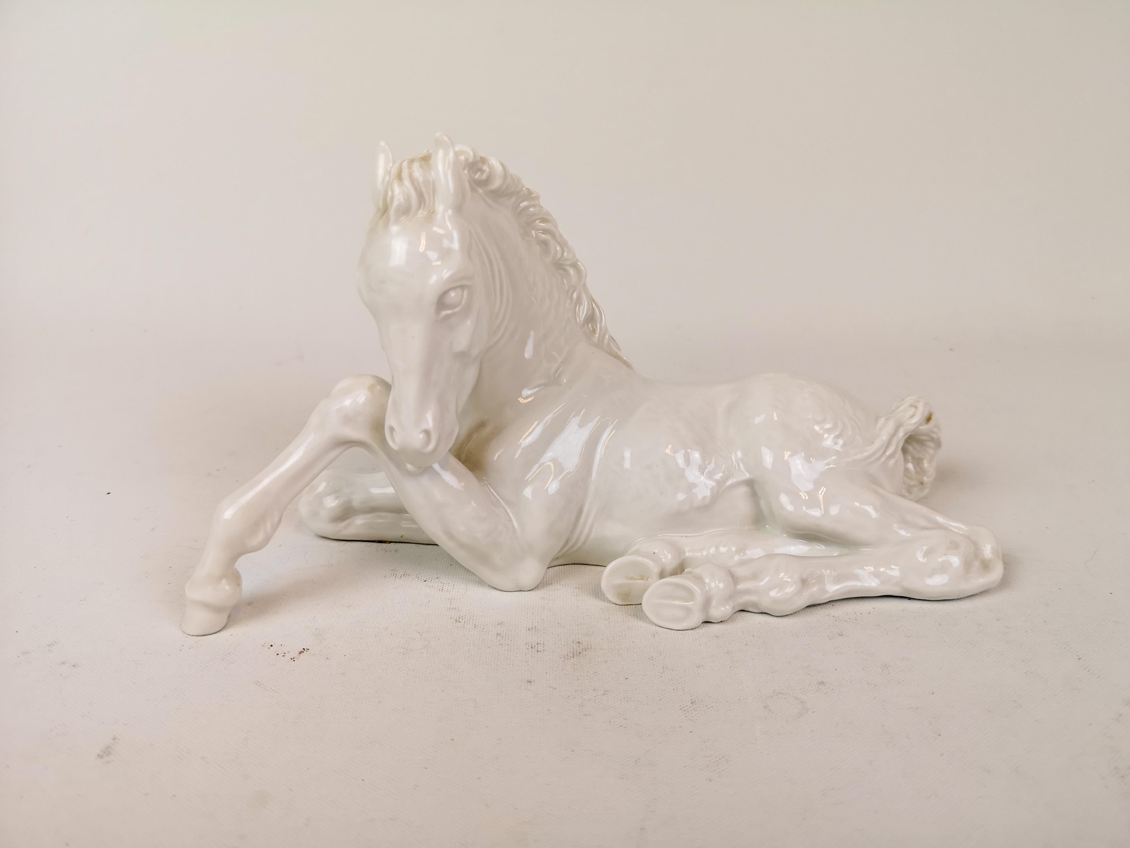A wonderful sculpture of a horse. Made at Meissen porcelain factory in 1949 and designed by Erich Oehme. 
The shape of the head is stunning and gives the white smooth porcelain character. 

Good condition. 

Measures H 11, W 23, D 9 cm.
 