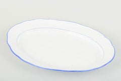 Meissen. Serving platter in porcelain with scalloped rim and blue trim