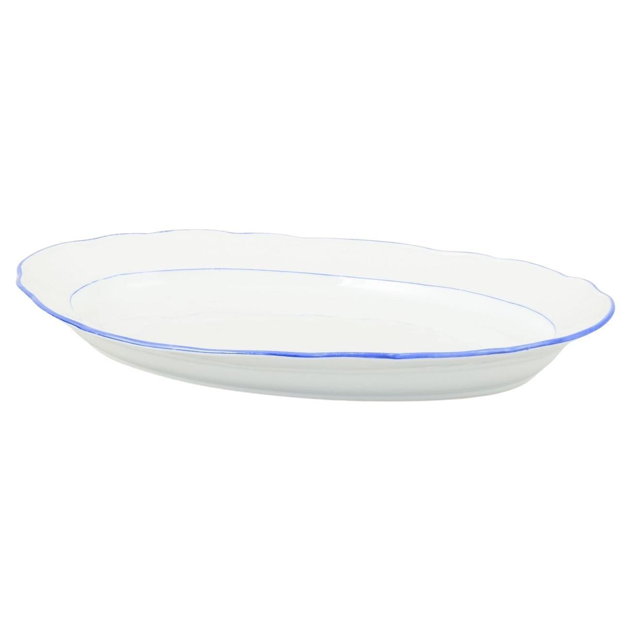 Meissen. Serving platter in porcelain with scalloped rim and blue trim For Sale