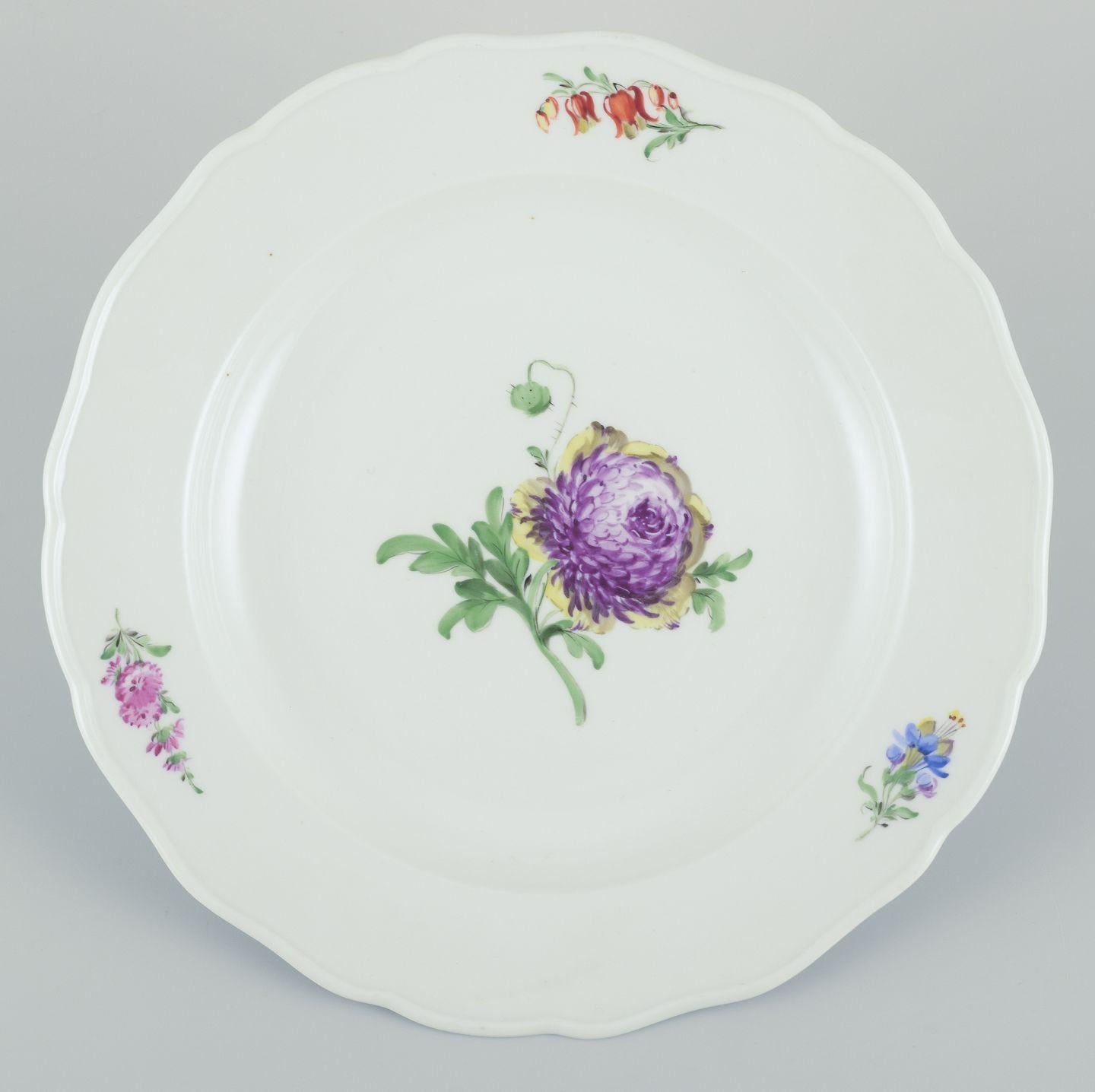 Meissen, juego de cinco platos llanos de porcelana con diversos motivos florales Glaseado en venta