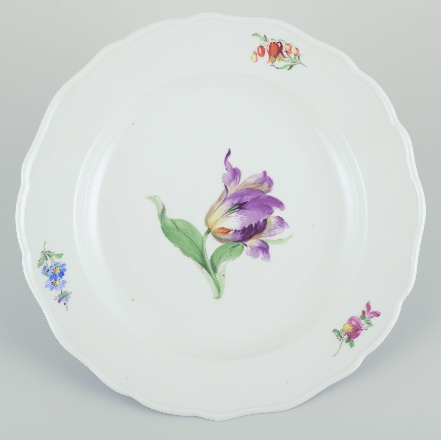 Meissen, juego de cinco platos llanos de porcelana con diversos motivos florales en Excelente estado para la venta en Copenhagen, DK