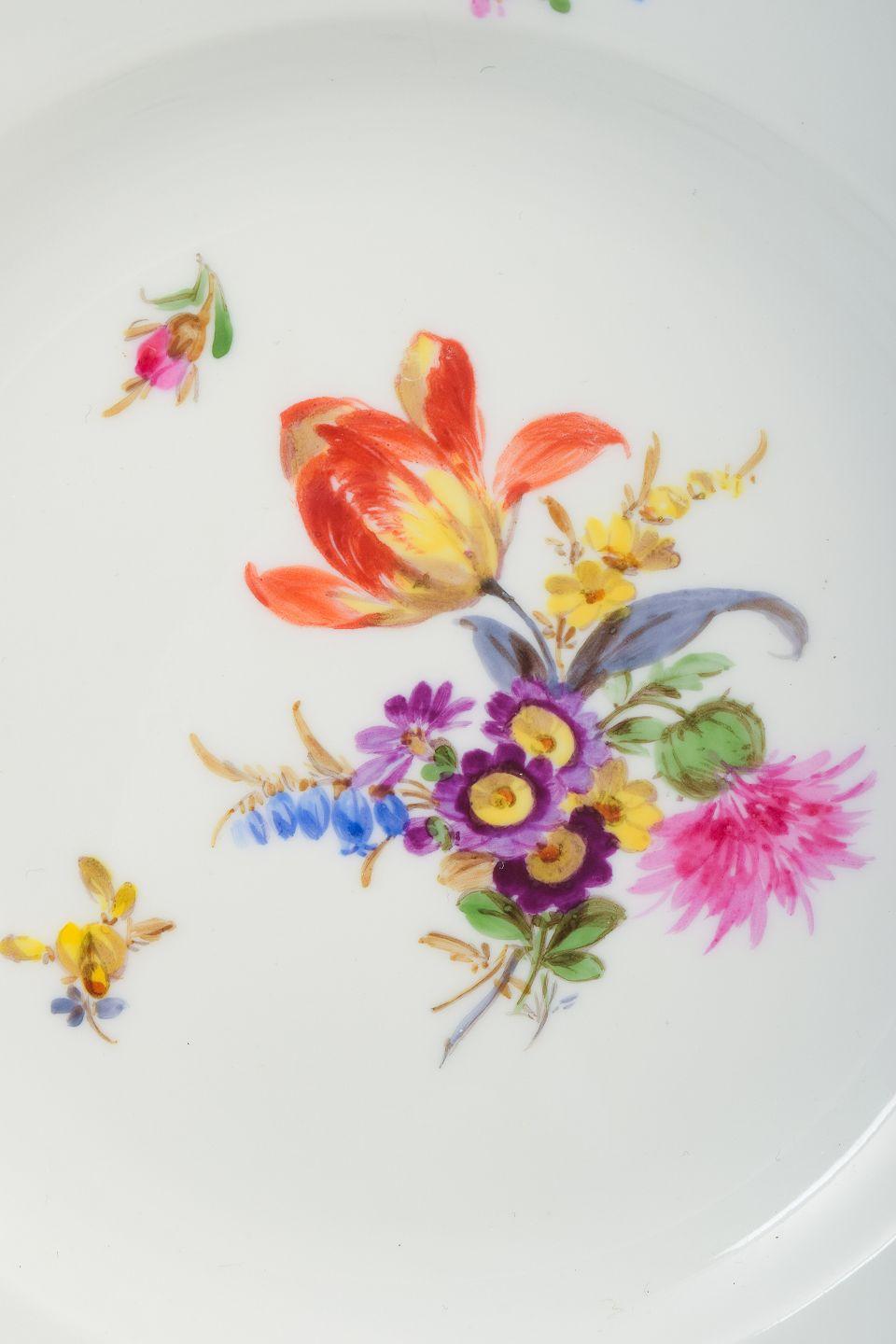 Allemand Meissen Porcelain, ensemble de cinq assiettes en porcelaine. Peint à la main avec divers motifs floraux. en vente