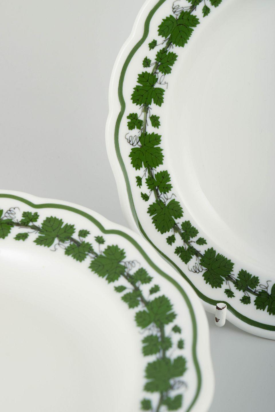 Tedesco Meissen, set di sei piatti piccoli in porcellana con motivo a foglie di vite. in vendita