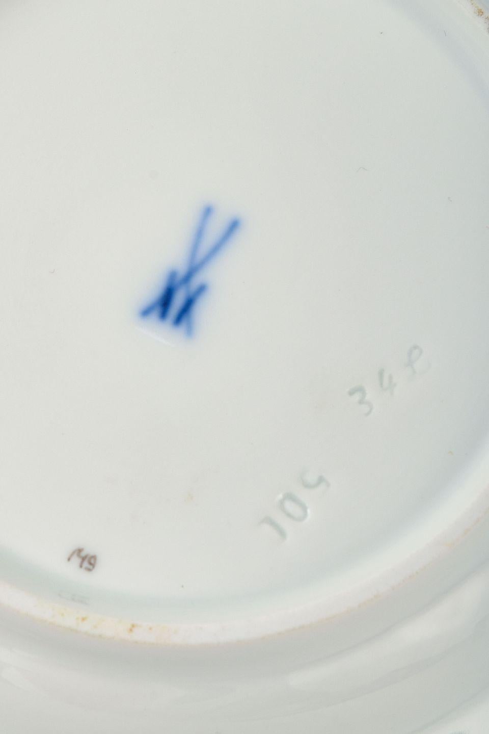 Smaltato Meissen, set di sei piatti piccoli in porcellana con motivo a foglie di vite. in vendita