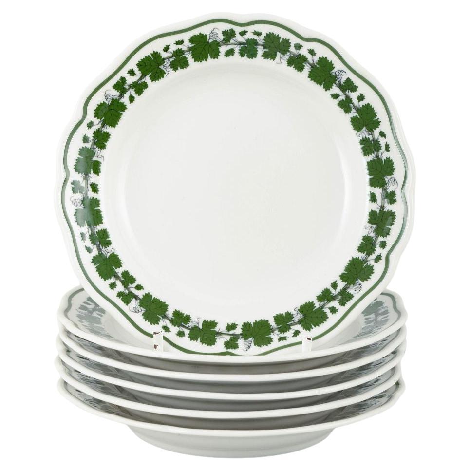 Meissen, set di sei piatti piccoli in porcellana con motivo a foglie di vite. in vendita