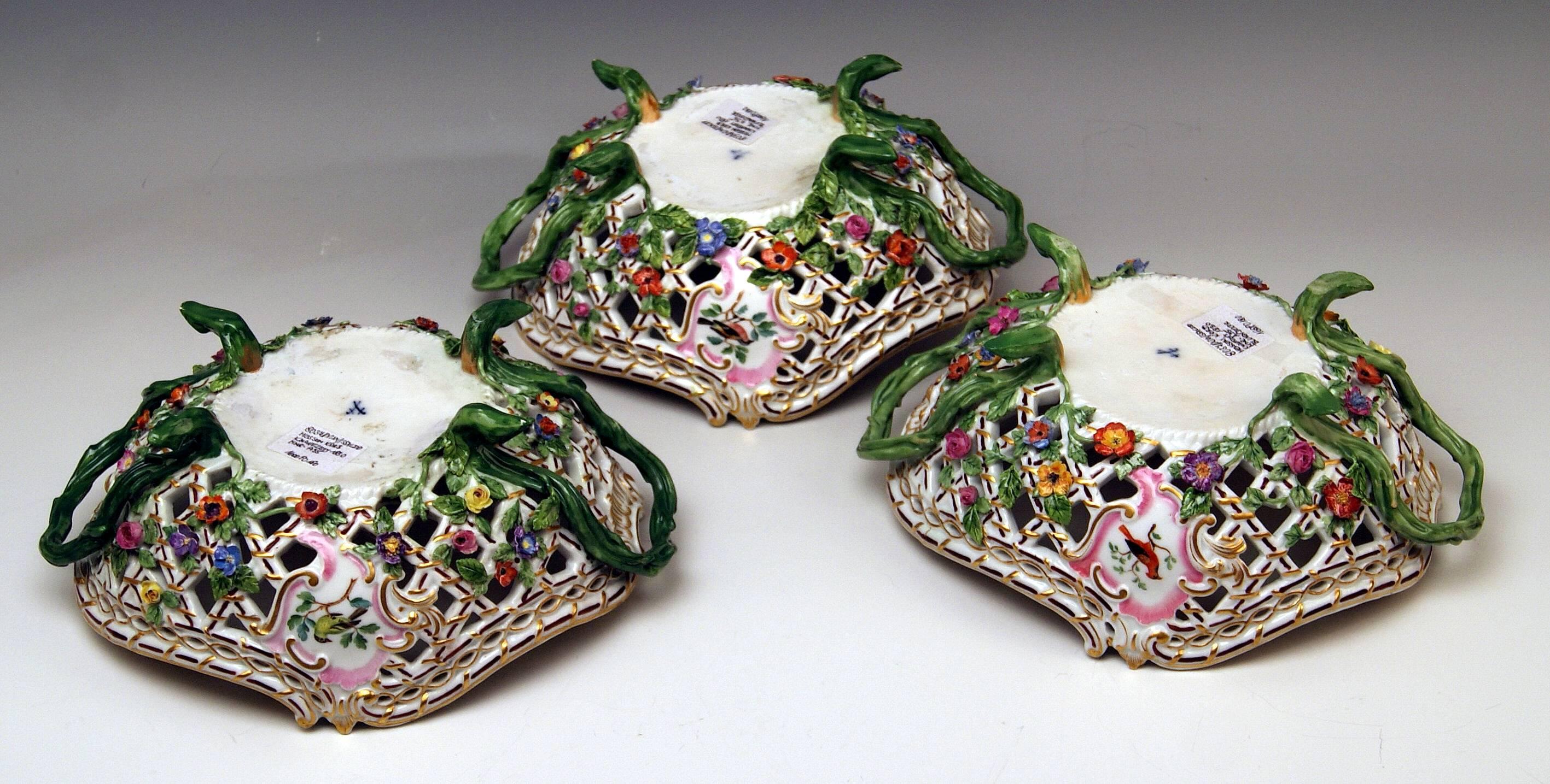 19th Century Meissen Set of Three Oval Reticulated Basket Bowls with Flowers, circa 1850