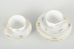 Meissen. Set of two porcelain mocha cups with saucers and plates. Mid-20th C.