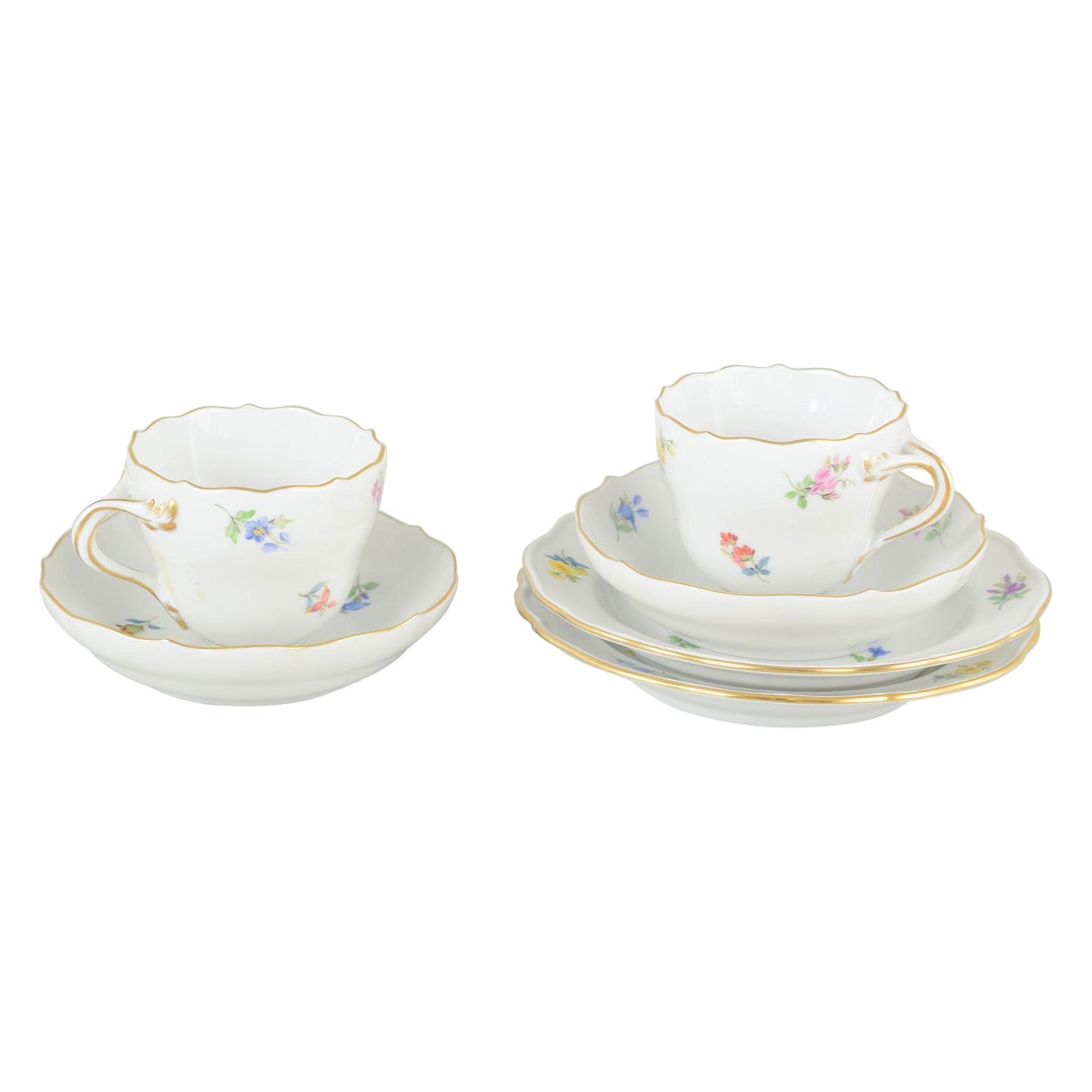 Meissen. Set di due tazze da moka in porcellana con piattini e piatti. Metà del XX secolo.