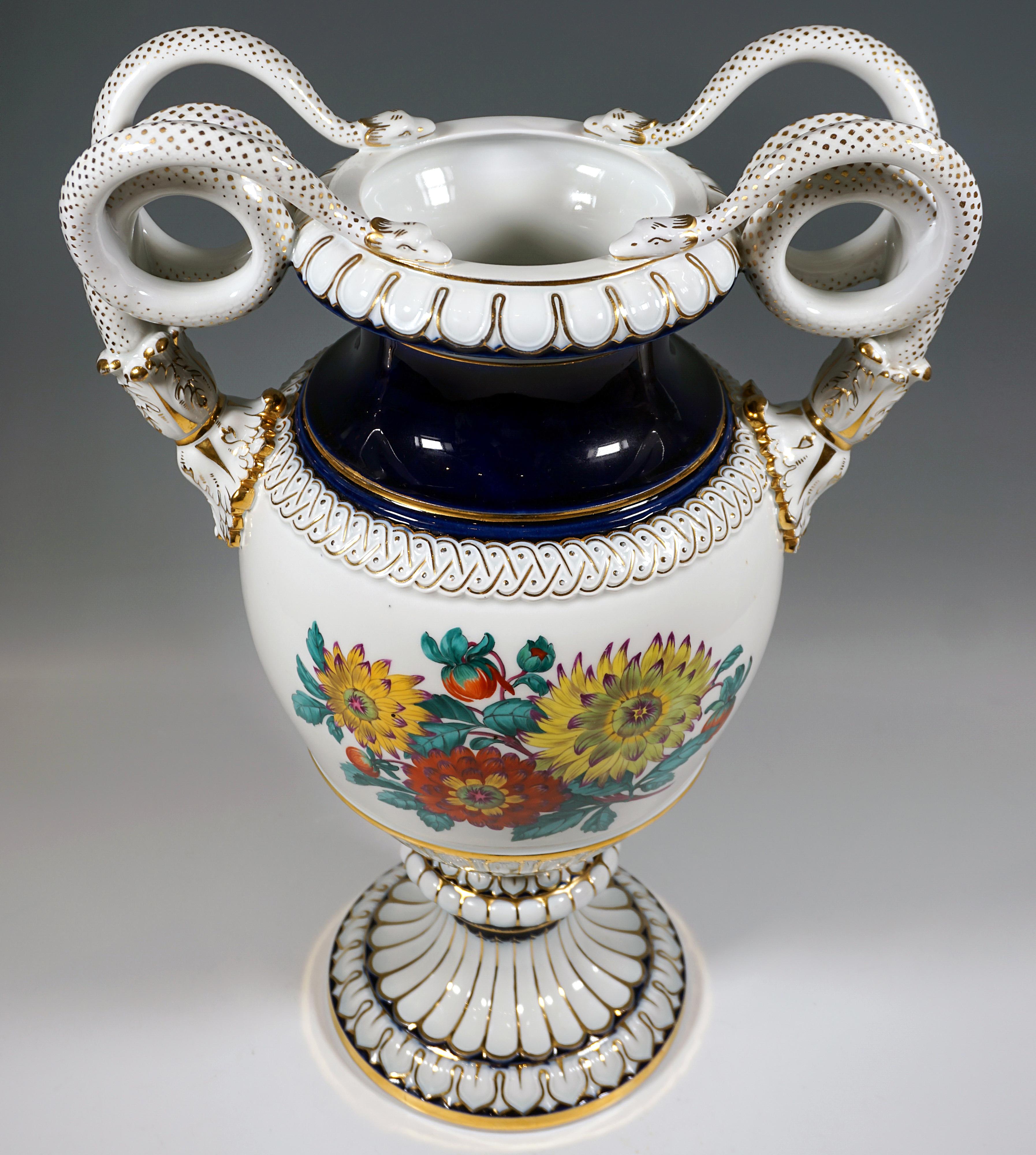 Jarrón Meissen con asa de serpiente y pintura de boquet de flores, de Leuteritz, ca. 1880 Rococó en venta