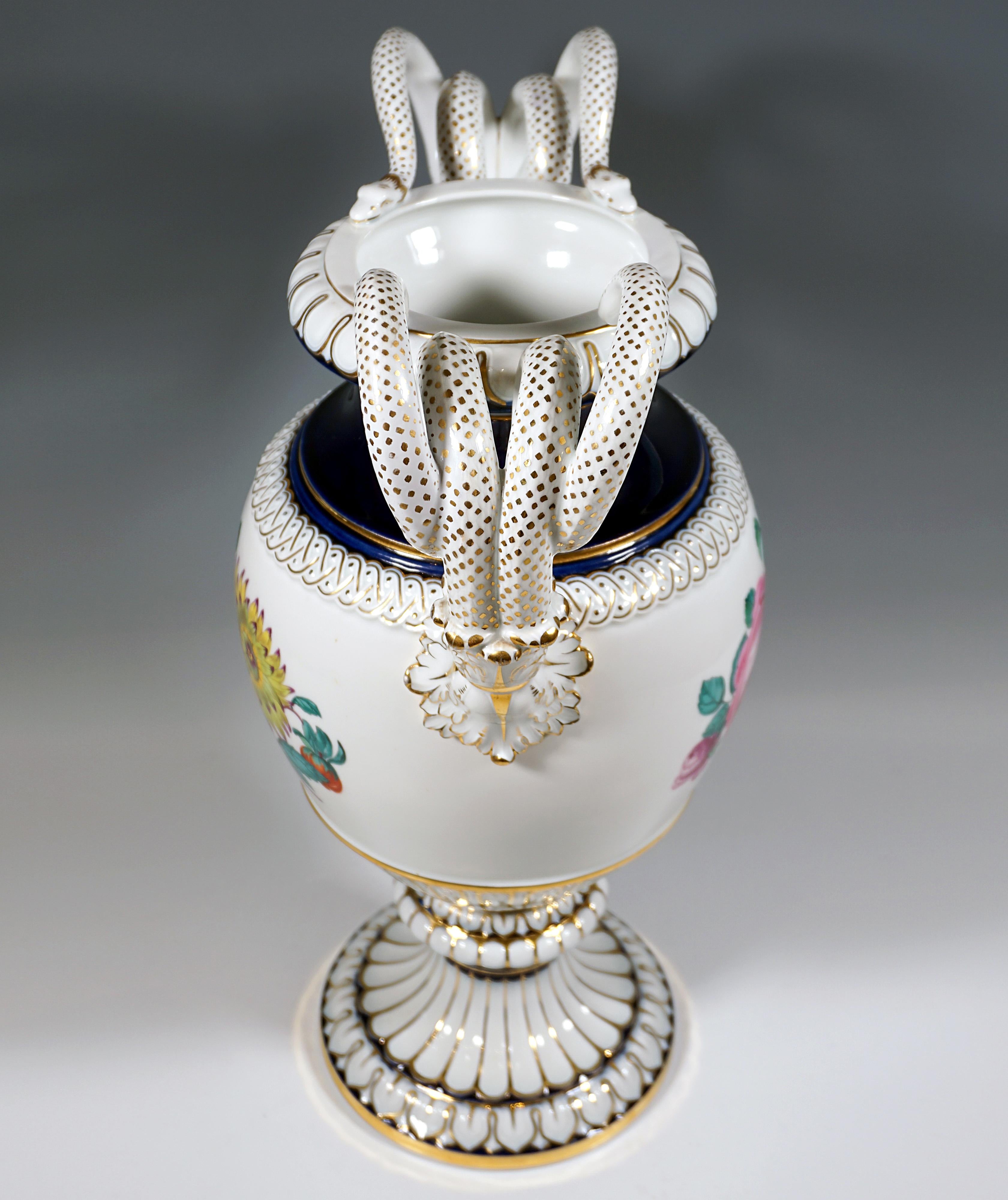 Jarrón Meissen con asa de serpiente y pintura de boquet de flores, de Leuteritz, ca. 1880 Hecho a mano en venta