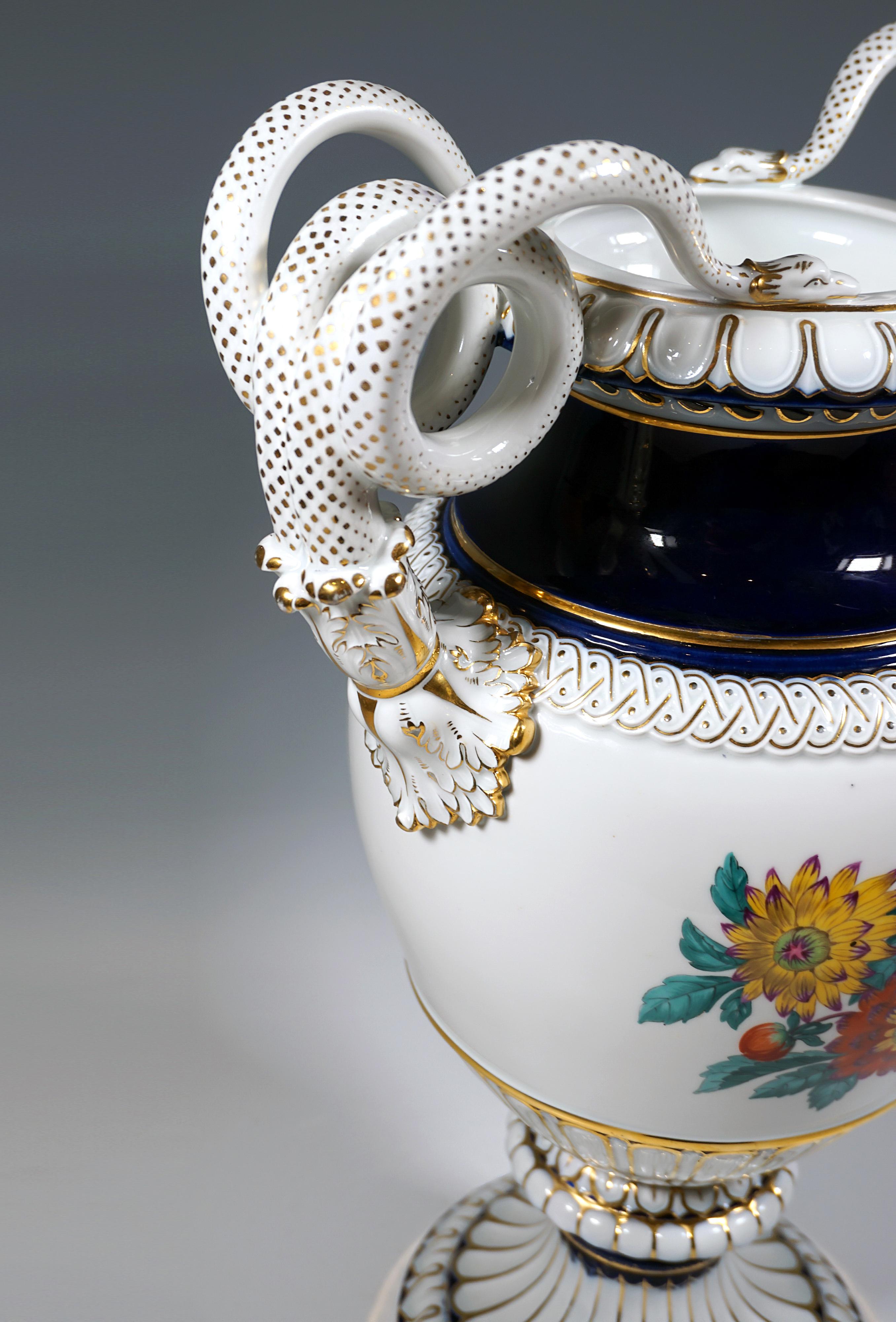 Jarrón Meissen con asa de serpiente y pintura de boquet de flores, de Leuteritz, ca. 1880 en Bueno estado para la venta en Vienna, AT