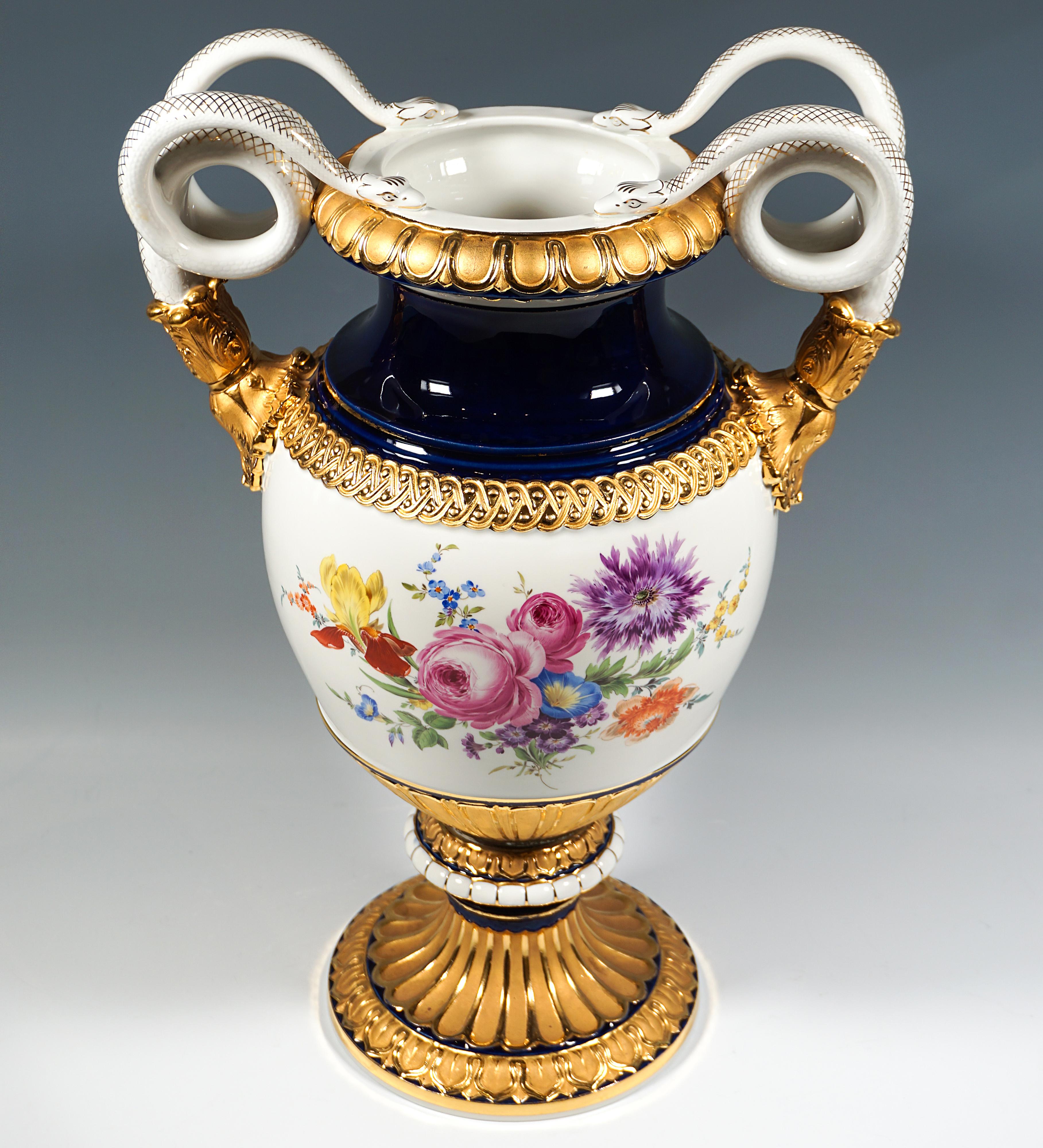 Très grand vase à double anse de serpent de forme balustre sur un pied monté en forme d'entonnoir, les anses en forme de paires de serpents enroulés sont relevées sur le côté, base blanche et bleu cobalt, fine peinture de bouquet polychrome sur le