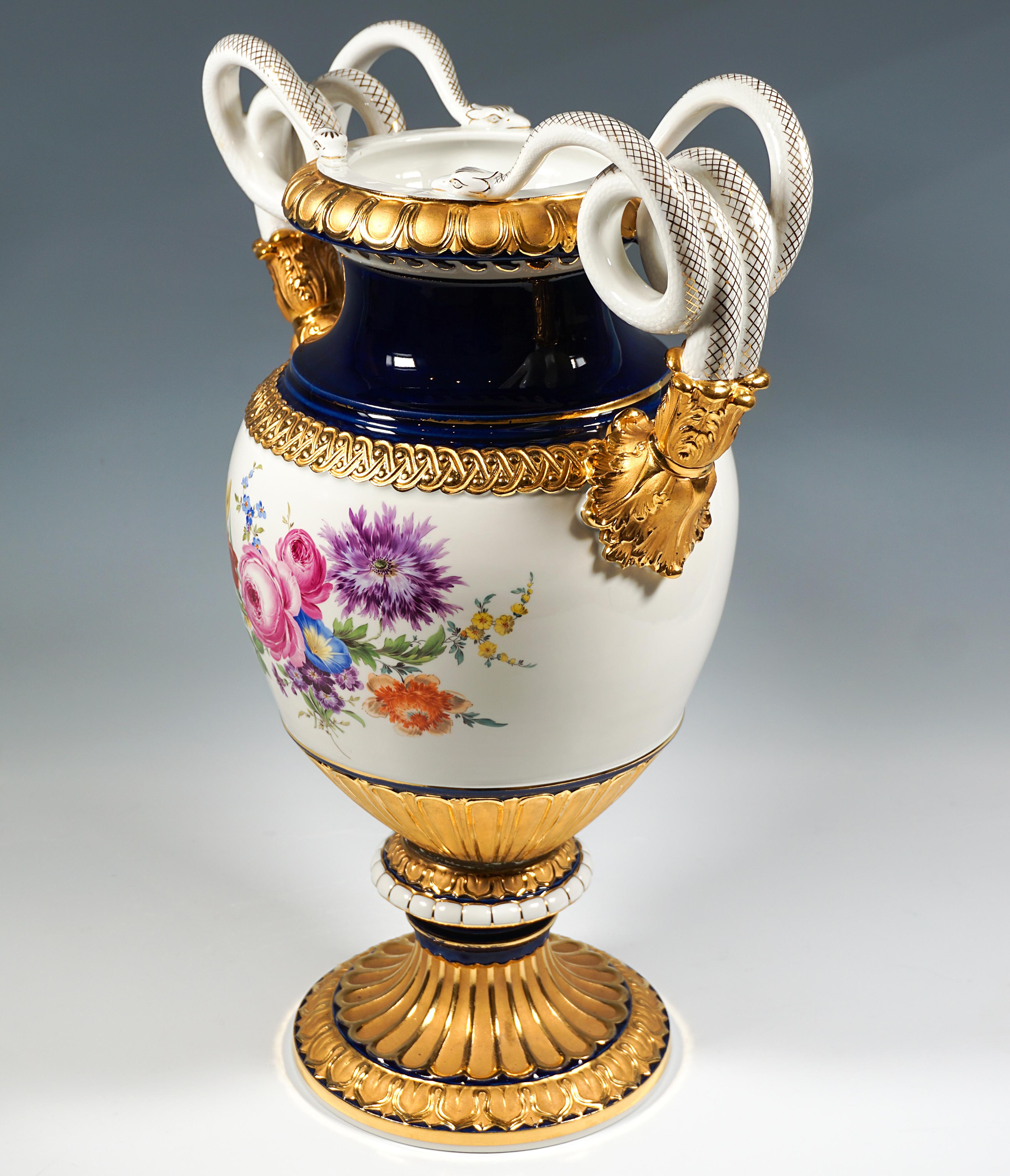 Allemand Vase à poignée en serpent de Meissen avec peinture de fleurs et dorure, par Leuteritz, 20e en vente