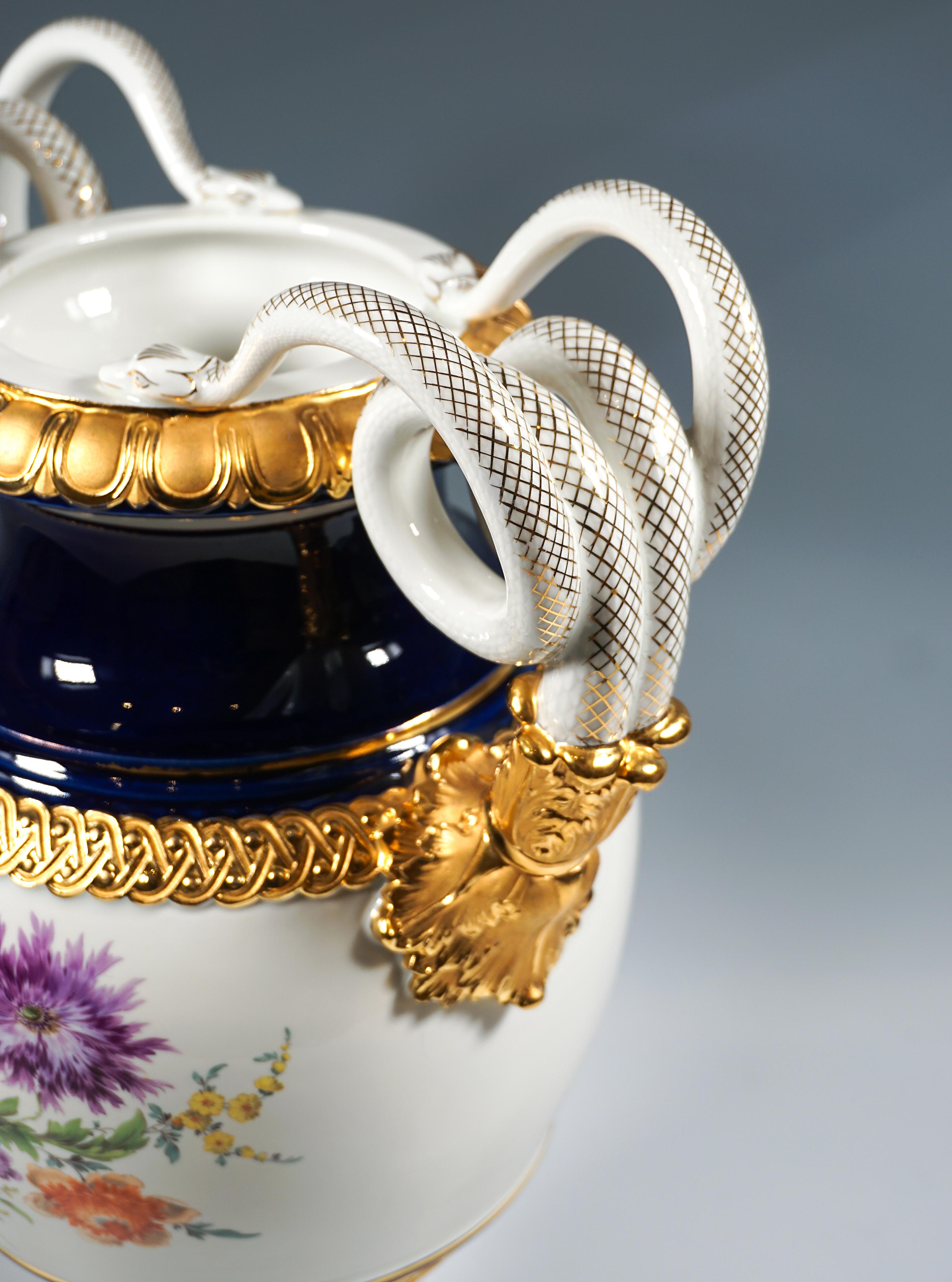 Fait main Vase à poignée en serpent de Meissen avec peinture de fleurs et dorure, par Leuteritz, 20e en vente