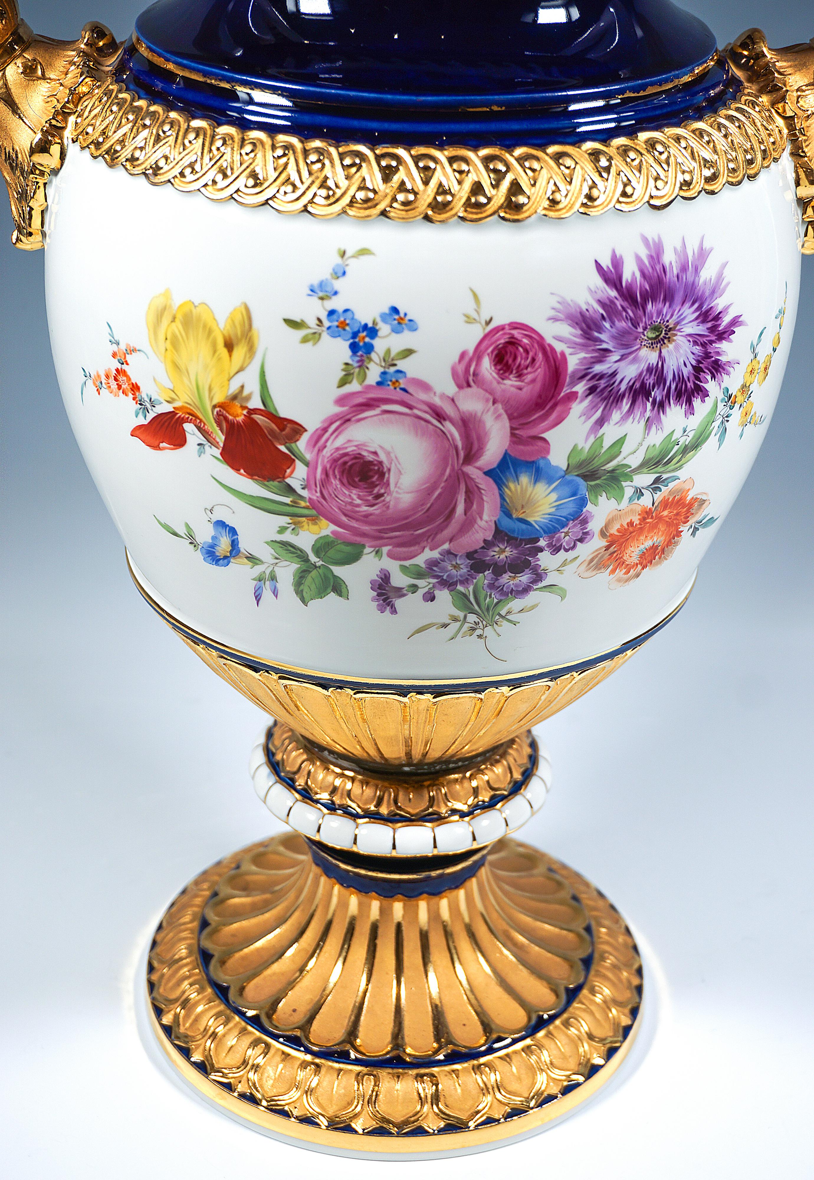 Vase à poignée en serpent de Meissen avec peinture de fleurs et dorure, par Leuteritz, 20e Bon état - En vente à Vienna, AT
