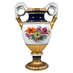 Jarrón con asa de serpiente de Meissen con pintura de flores y dorado, de Leuteritz, 20º siglo
