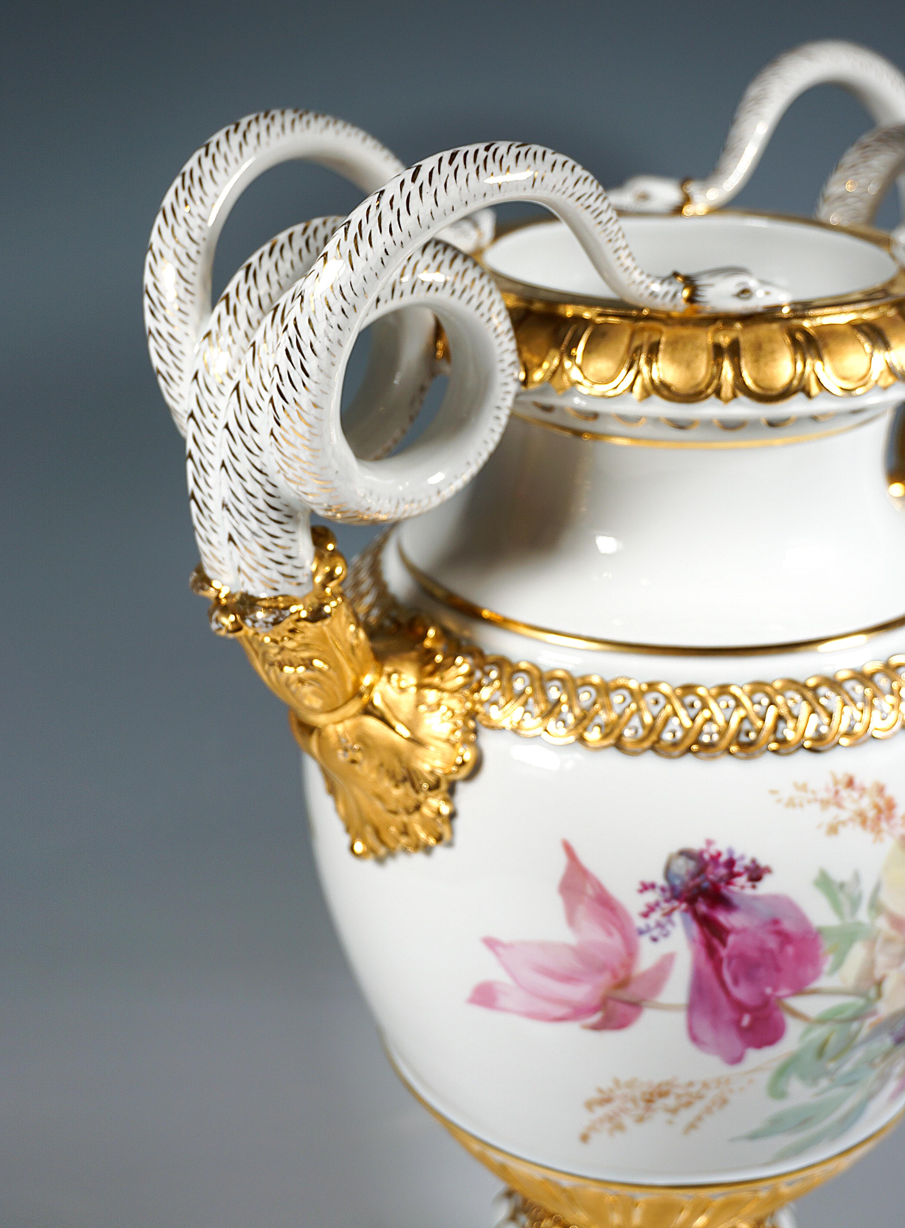 Fait main Vase à poignée en serpent de Meissen avec peinture de fleurs douces, par Leuteritz, vers 1865 H:48cm en vente