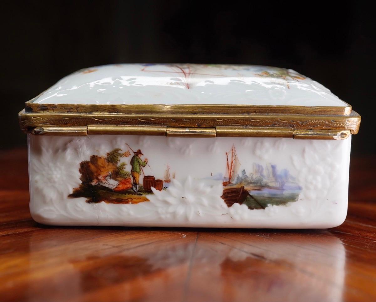 Meissen Snuff Box with Fishing Scenes, Interior with Lion & Children, circa 1755 4