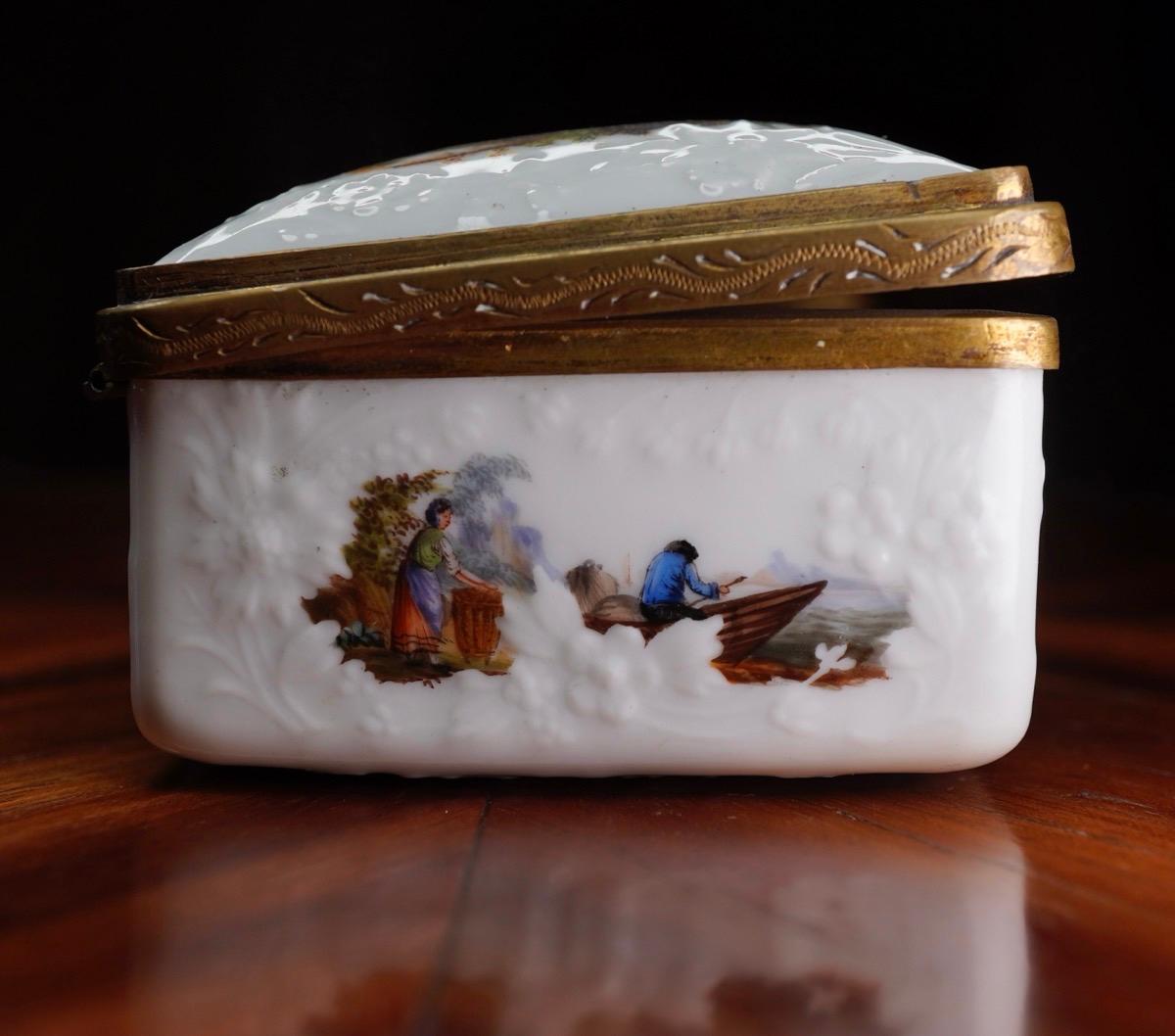 Meissen Snuff Box with Fishing Scenes, Interior with Lion & Children, circa 1755 5