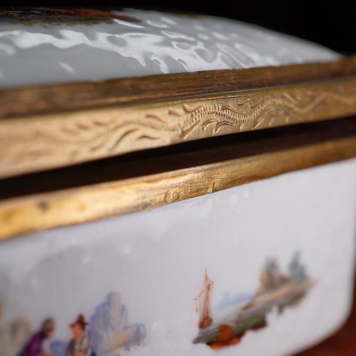 Meissen Snuff Box with Fishing Scenes, Interior with Lion & Children, circa 1755 6