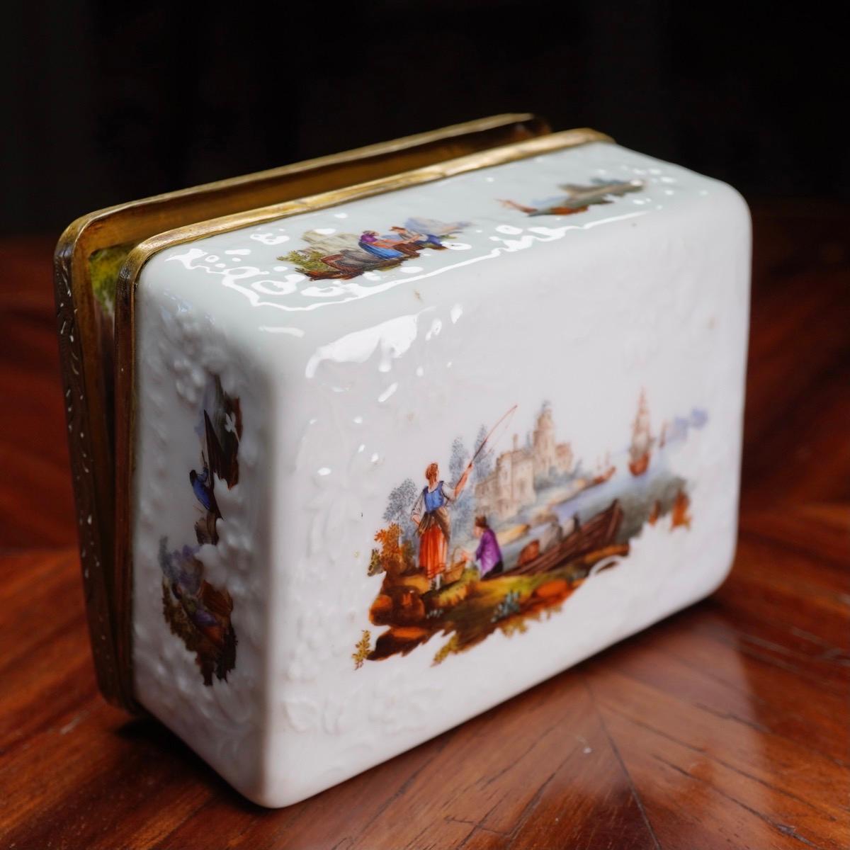 Meissen Snuff Box with Fishing Scenes, Interior with Lion & Children, circa 1755 7