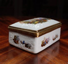 Schnupftabakdose aus Meissen mit Fischenszenen, Innenraum mit Löwe und Kindern, um 1755