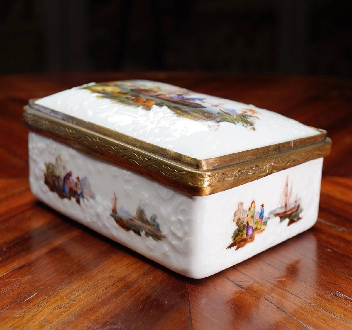 Rococo Meissen Snuff Box with Fishing Scenes, Interior with Lion & Children, circa 1755