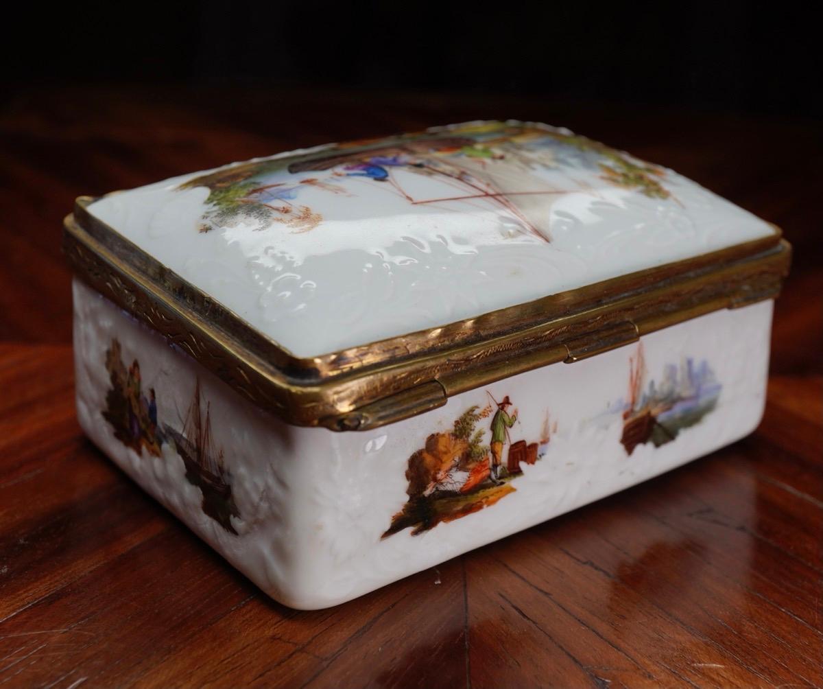 Meissen Snuff Box with Fishing Scenes, Interior with Lion & Children, circa 1755 In Good Condition In Geelong, Victoria