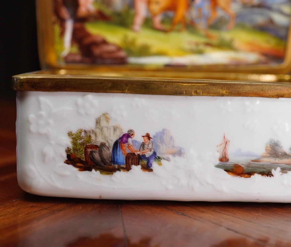 Meissen Snuff Box with Fishing Scenes, Interior with Lion & Children, circa 1755 1