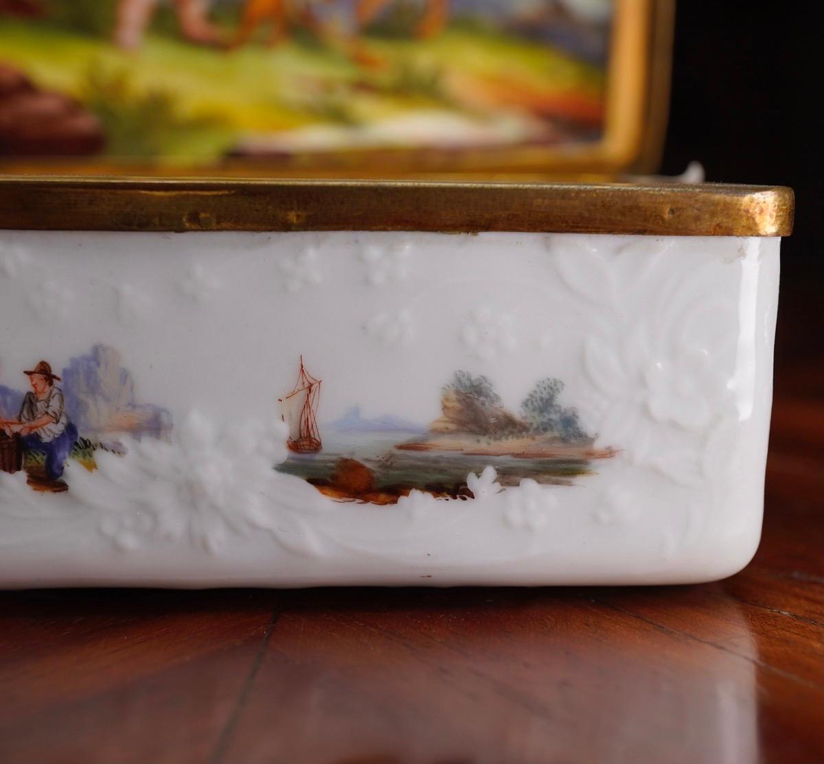 Meissen Snuff Box with Fishing Scenes, Interior with Lion & Children, circa 1755 2