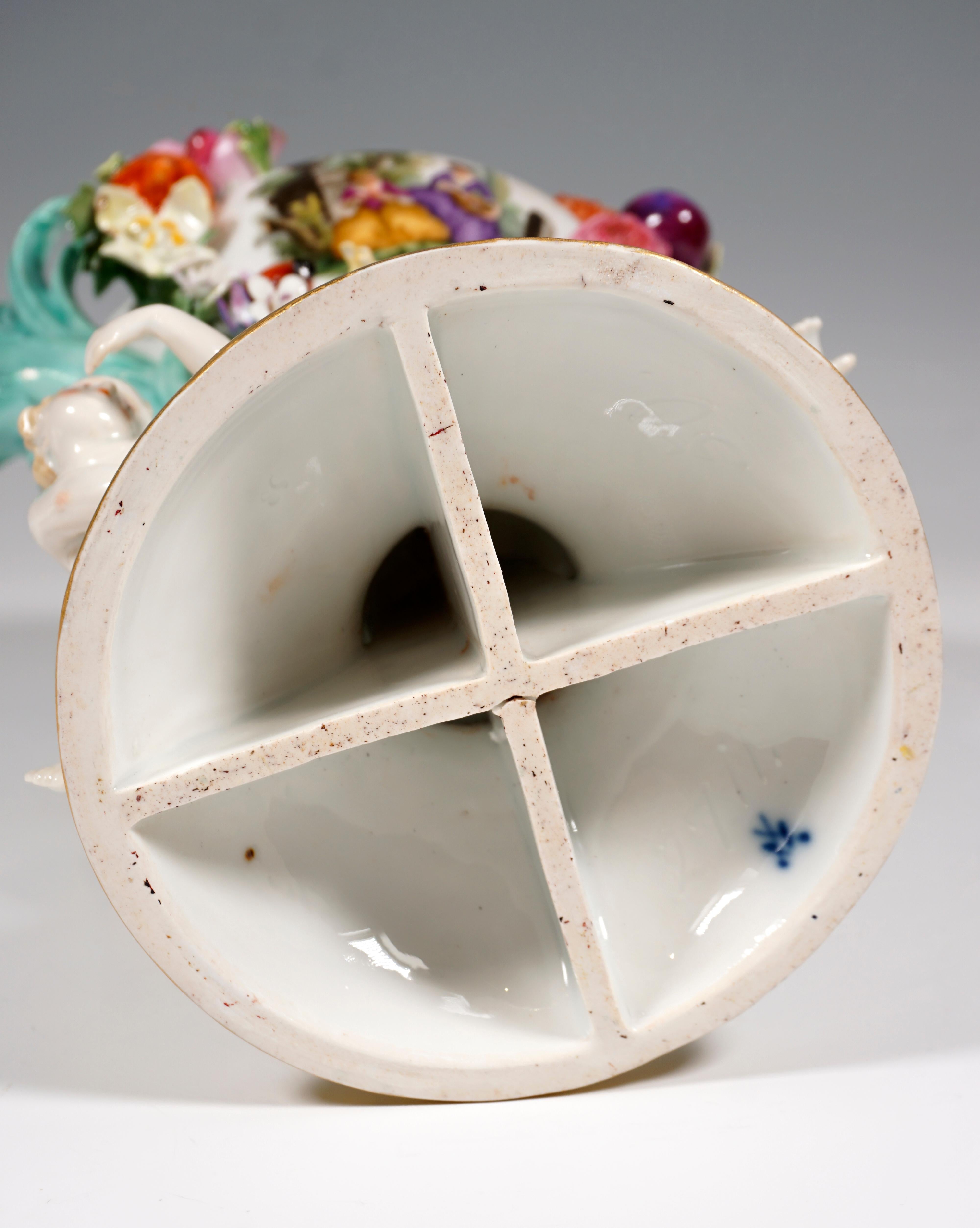 Wunderschöne Meissener Vase mit Deckel „Potpourri mit Amors“, von Kaendler, um 1850 2