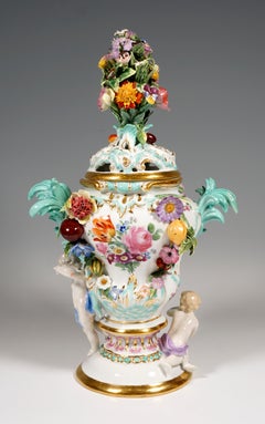 Wunderschöne Meissener Vase mit Deckel „Potpourri mit Amors“, von Kaendler, um 1850