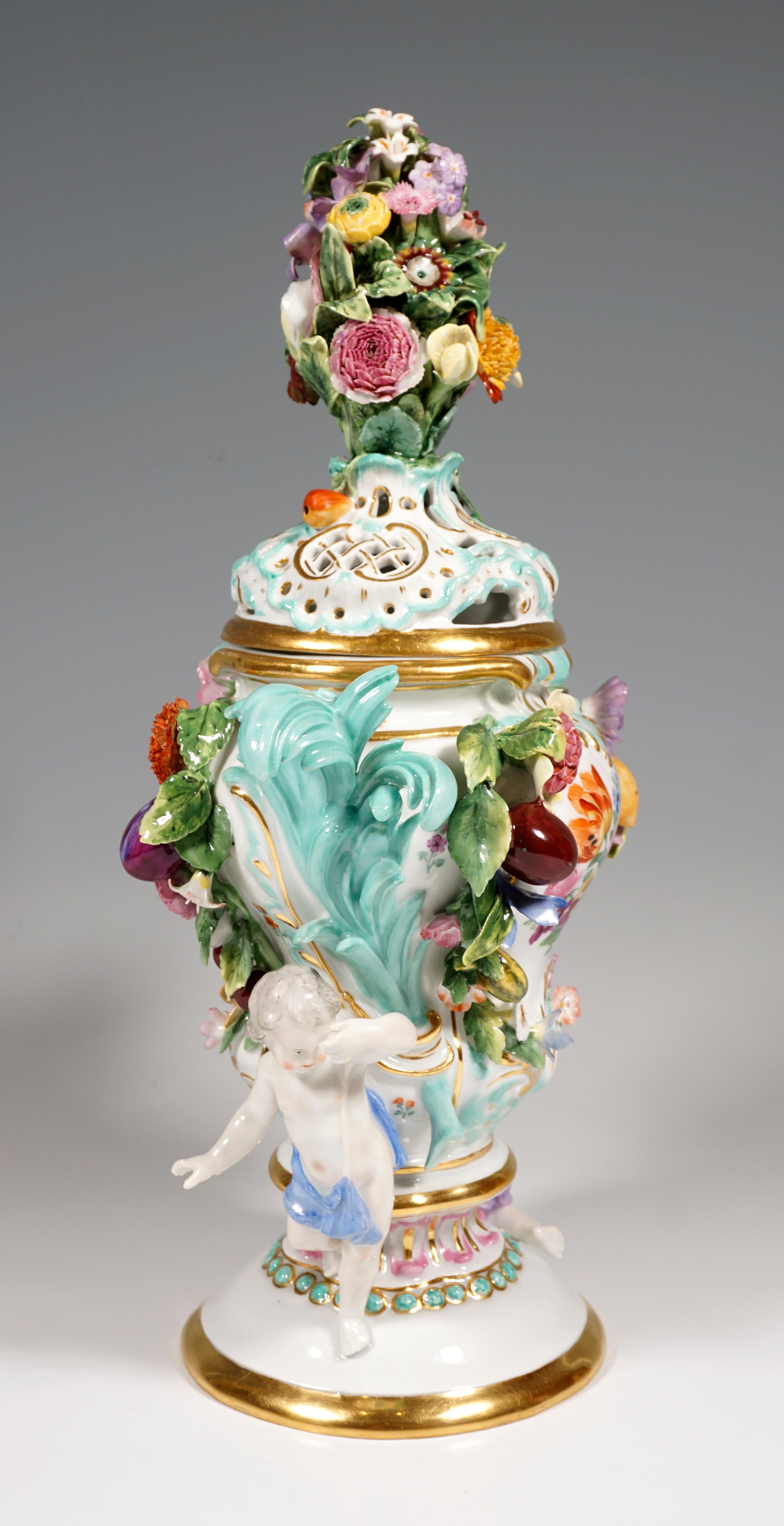 Wunderschöne Meissener Vase mit Deckel „Potpourri mit Amors“, von Kaendler, um 1850 (Biedermeier)