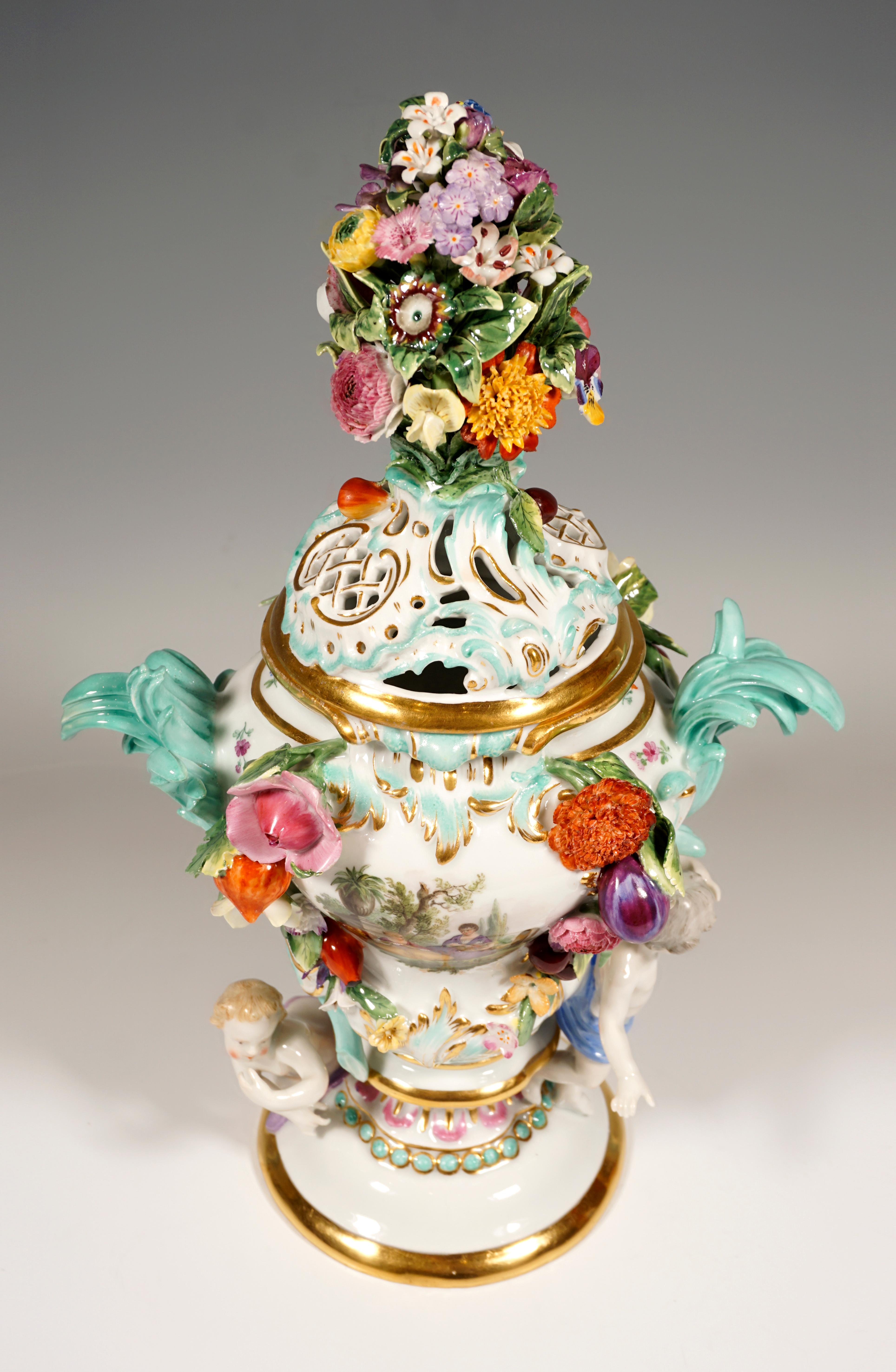 Wunderschöne Meissener Vase mit Deckel „Potpourri mit Amors“, von Kaendler, um 1850 (Handbemalt)