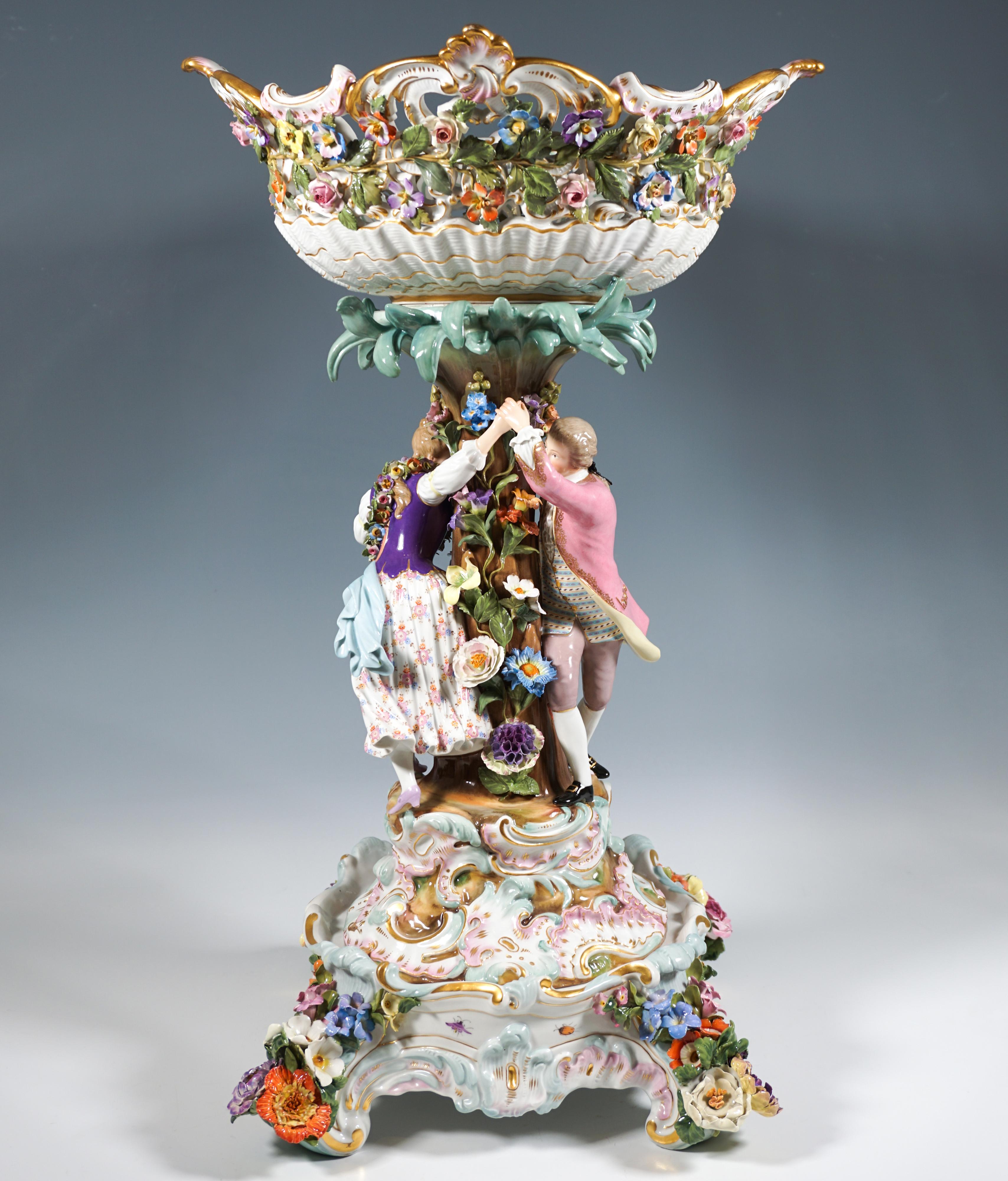 Centro de mesa Meissen Splendour con pareja de galanes sobre pedestal, Leuteritz, c 1870 Renacimiento rococó en venta
