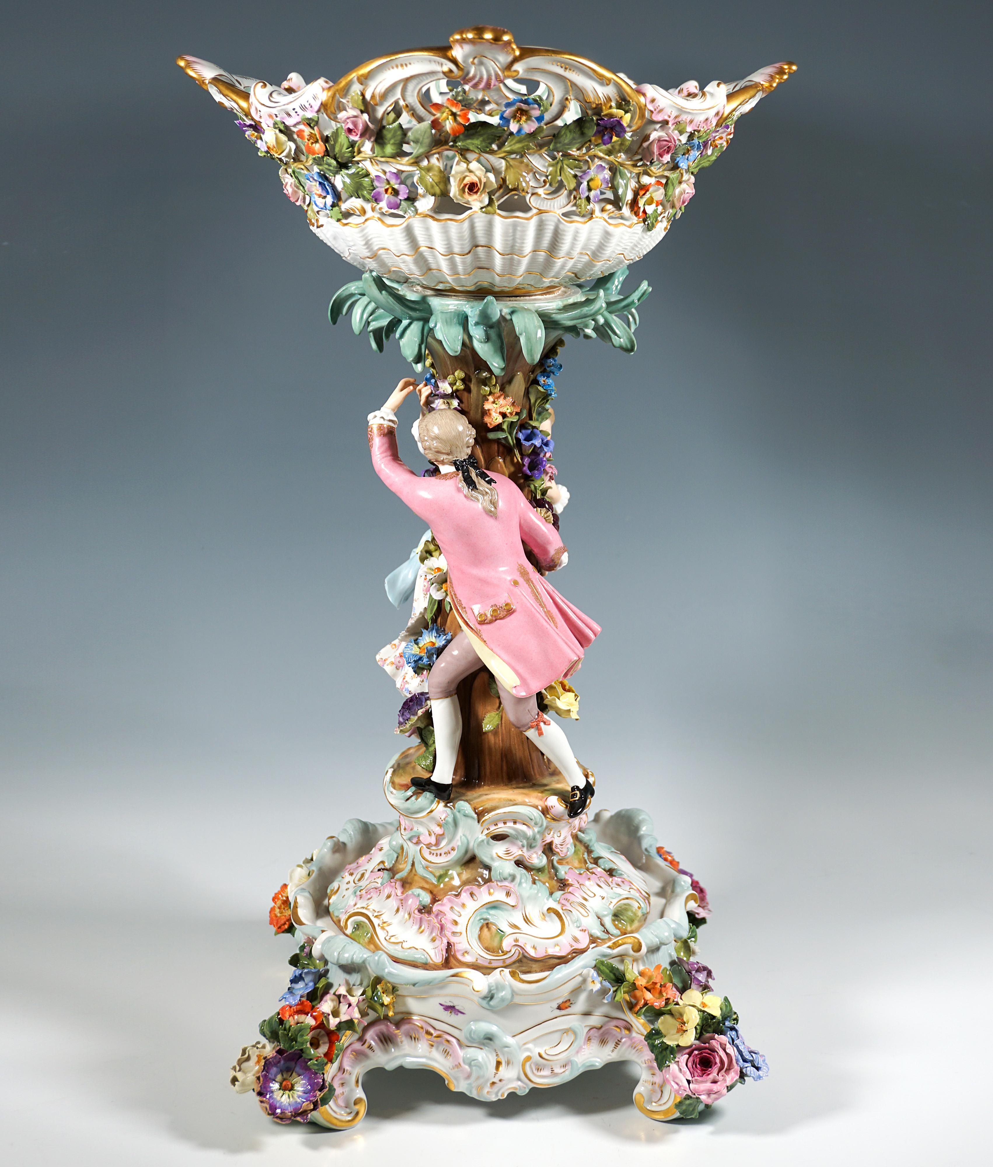 Centro de mesa Meissen Splendour con pareja de galanes sobre pedestal, Leuteritz, c 1870 Alemán en venta