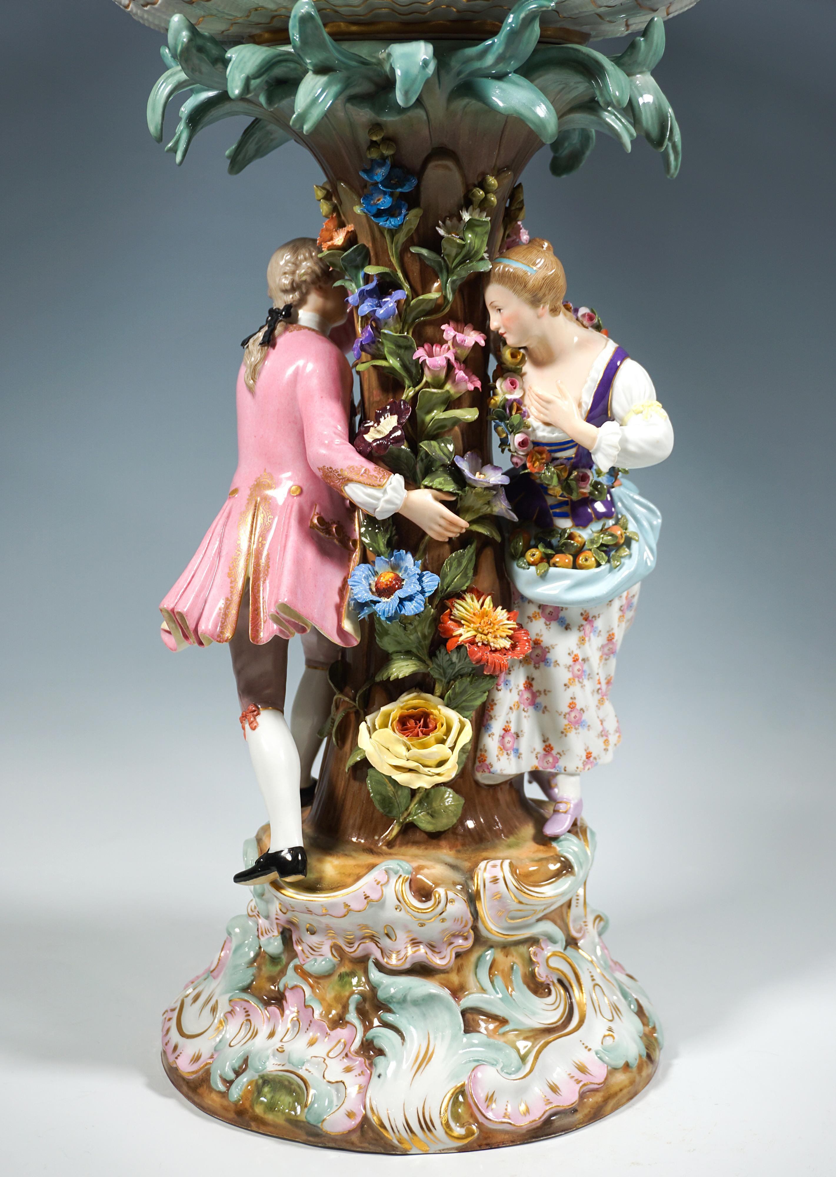 Centro de mesa Meissen Splendour con pareja de galanes sobre pedestal, Leuteritz, c 1870 Glaseado en venta