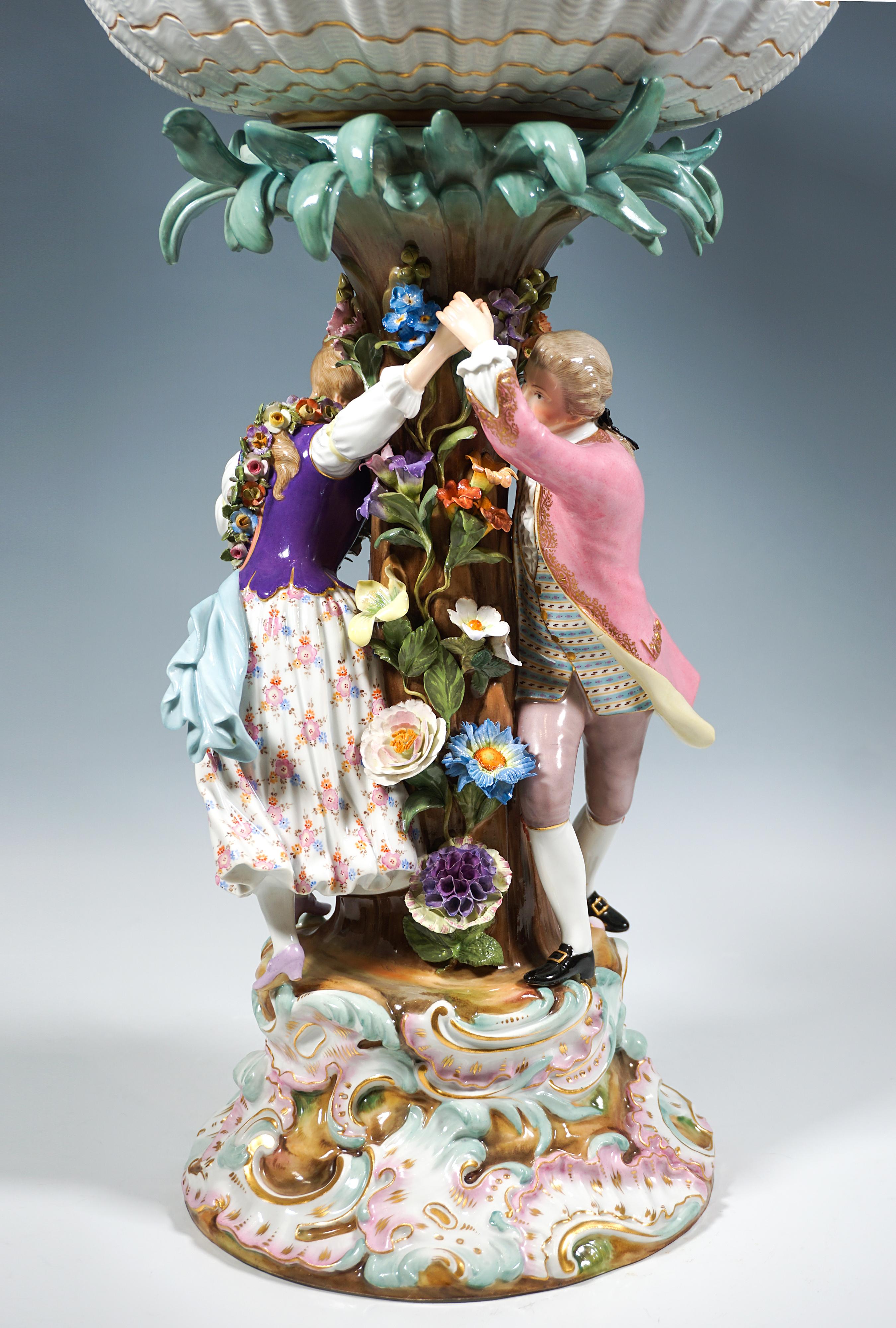 Centro de mesa Meissen Splendour con pareja de galanes sobre pedestal, Leuteritz, c 1870 en Bueno estado para la venta en Vienna, AT