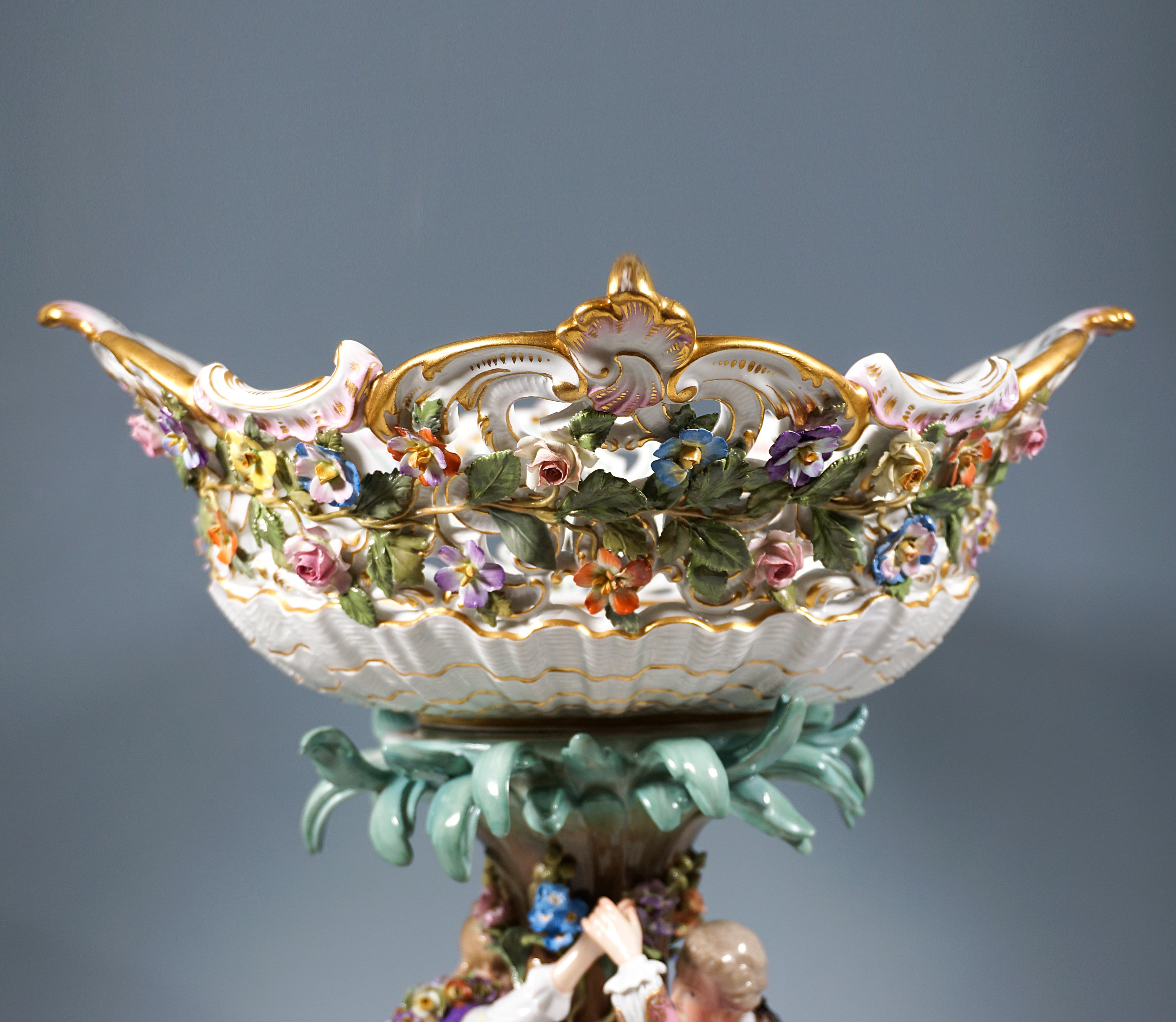 Centro de mesa Meissen Splendour con pareja de galanes sobre pedestal, Leuteritz, c 1870 siglo XIX en venta