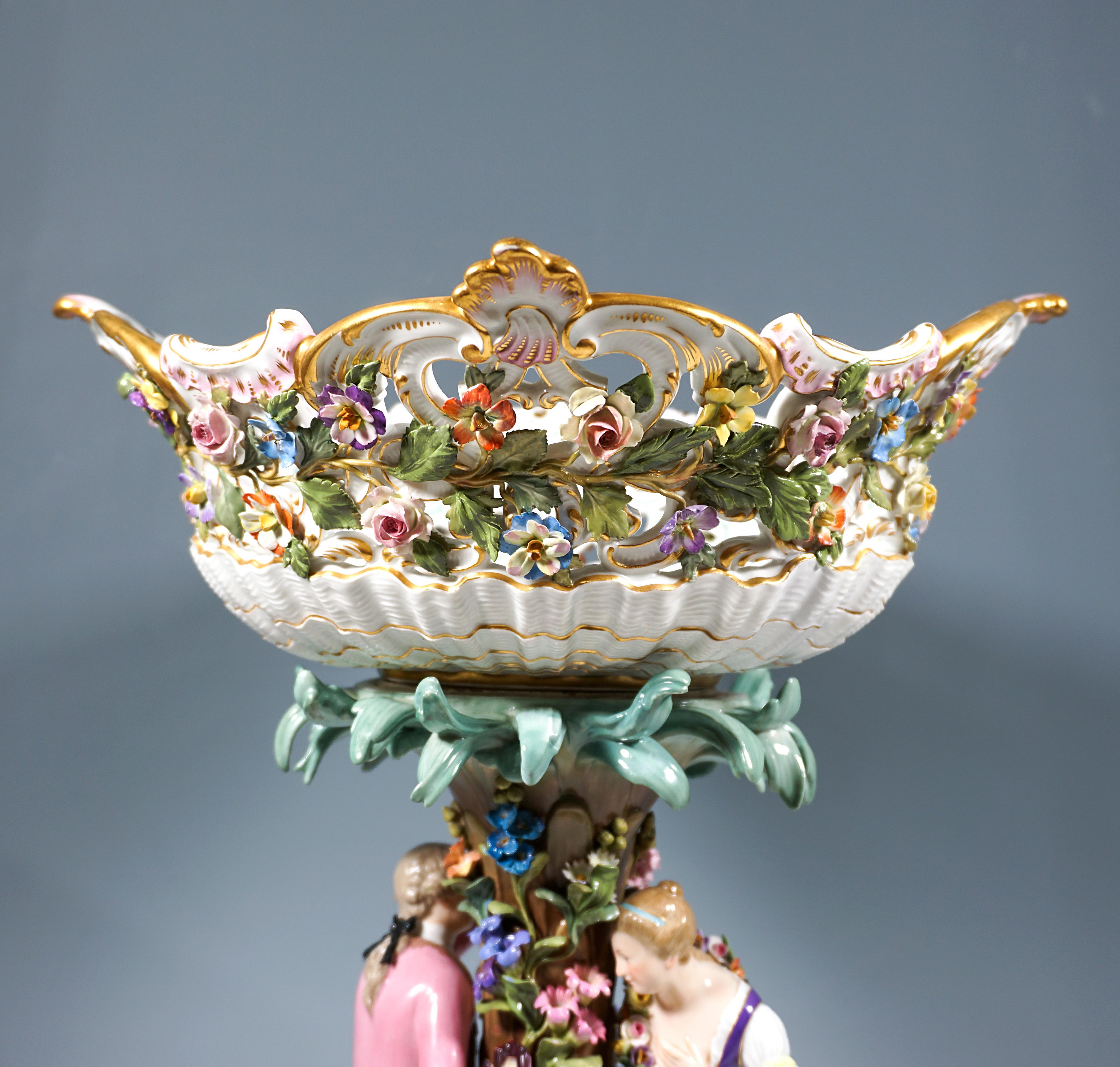 Centro de mesa Meissen Splendour con pareja de galanes sobre pedestal, Leuteritz, c 1870 Porcelana en venta