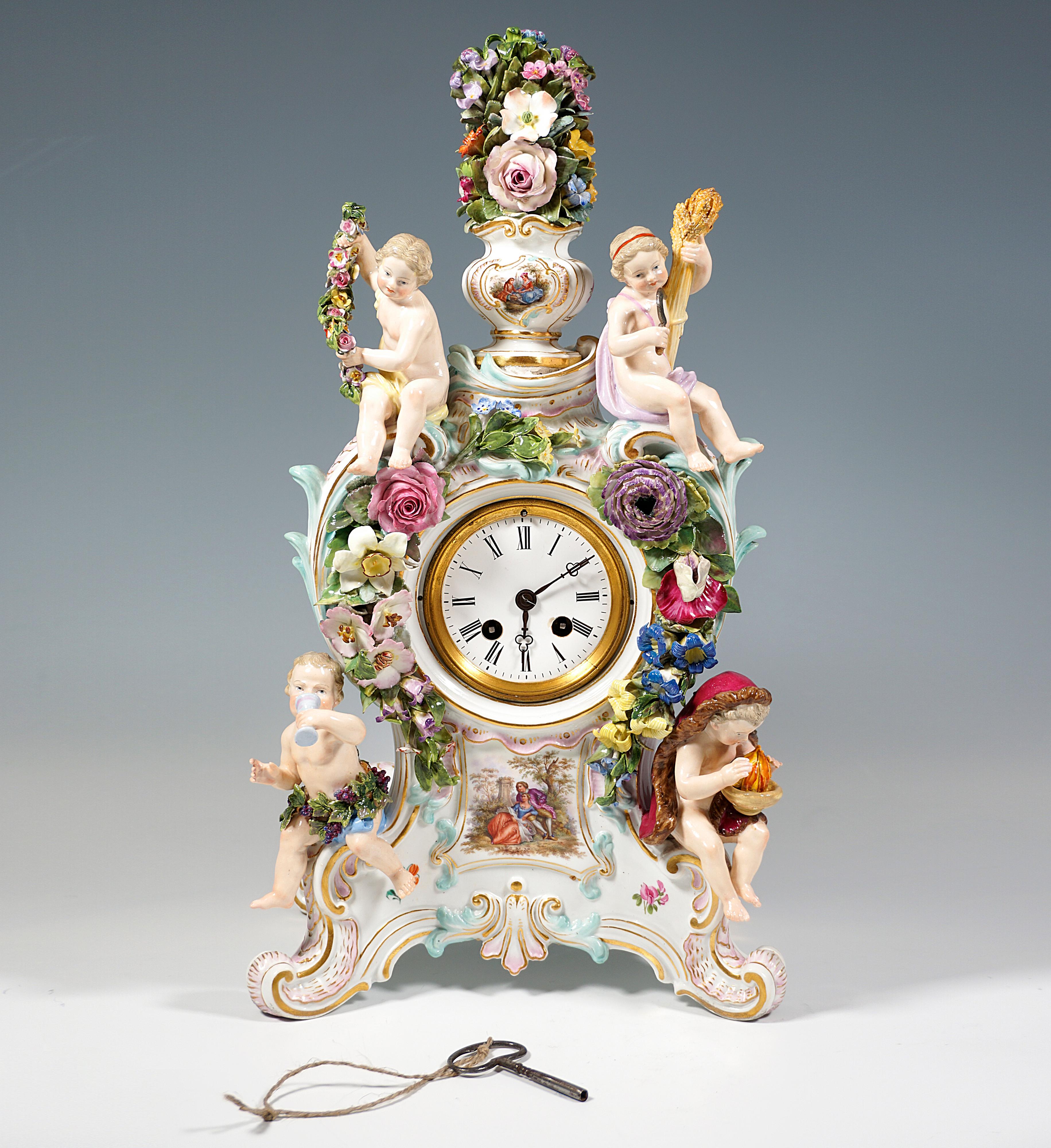 Le boîtier de l'horloge a été conçu par Ernst August Leuteritz à partir de moules anciens de style rococo : Le boîtier de l'horloge s'élève sur une base avec des rocailles rehaussées d'or, richement décorée de fleurs, de feuilles et de rocailles