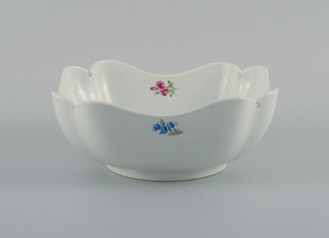 Meissen, square bowl hand painted with flowers.
Late 19th century.
In perfect condition.
Third factory quality.
Marked.
Dimensions: L 23.0 x H 10.0 cm.