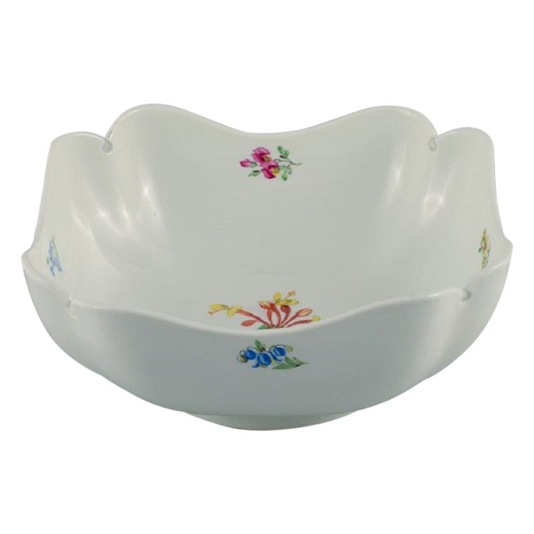 Meissen, bol carré peint à la main avec des fleurs. Fin du 19ème siècle. en vente